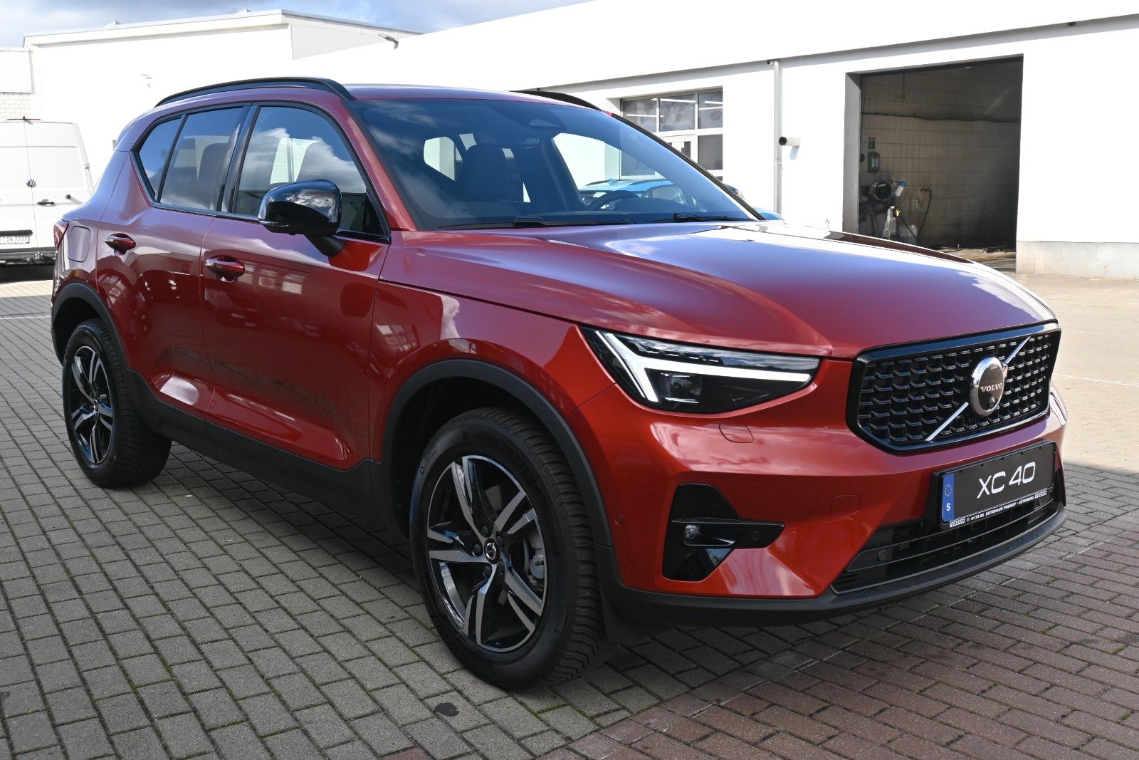 Fahrzeugabbildung Volvo XC40 B3 DKG Plus Dark*Pixel*FSHZG*360°*ACC*AHK