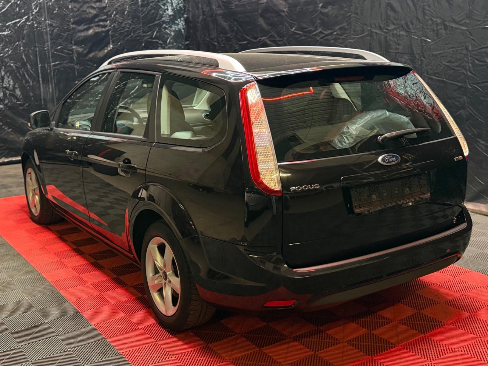 Ford Focus 2010 — interior