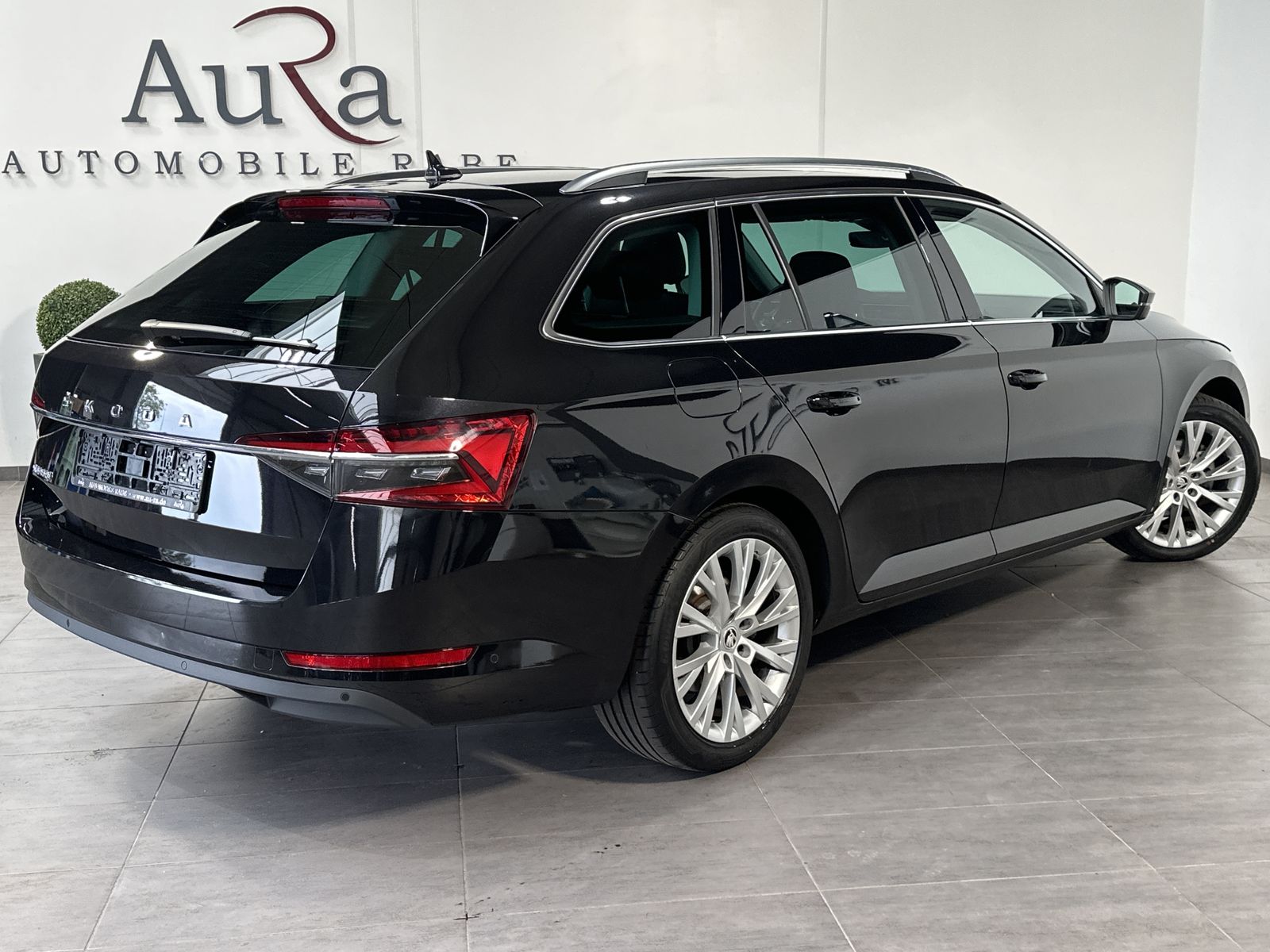Fahrzeugabbildung SKODA Superb Combi Premium NAV+LED+PANO+360°+AHK+DCC