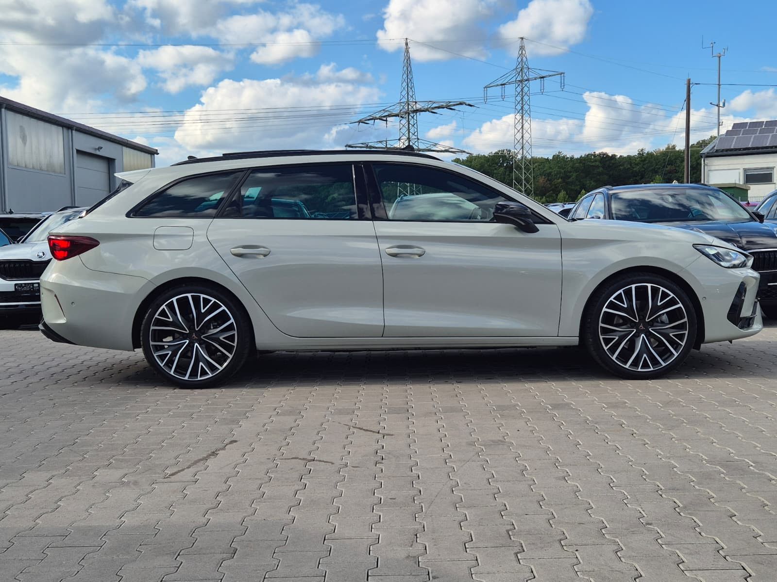 Fahrzeugabbildung CUPRA Leon 1.5 eTSI PANO*DCC*MATRIX*DINAMICA*AHK*5JG.