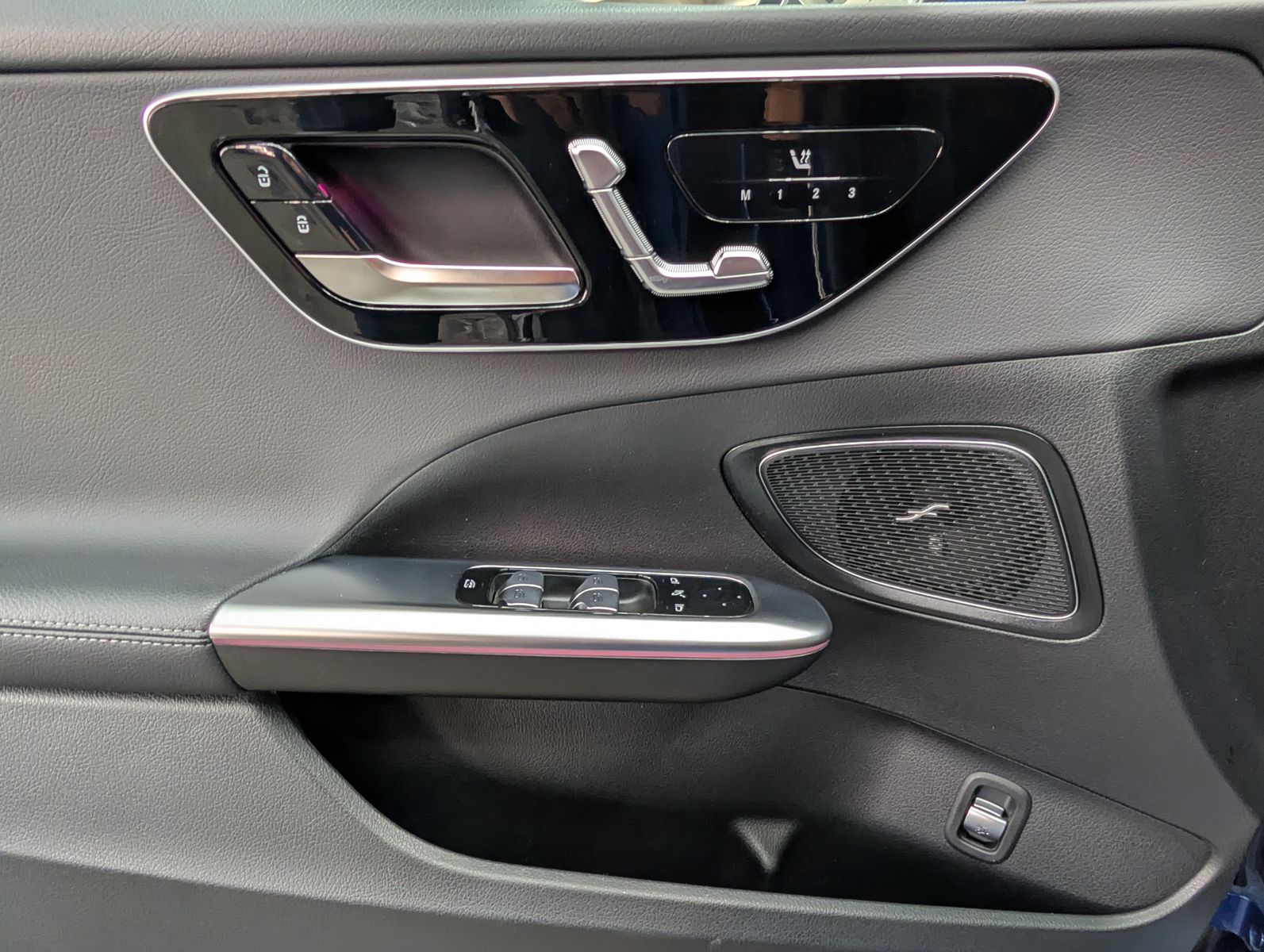 Fahrzeugabbildung Mercedes-Benz C 220 d Avantgarde AHK*MEMO*MBUX*AMBI*BUR*360°