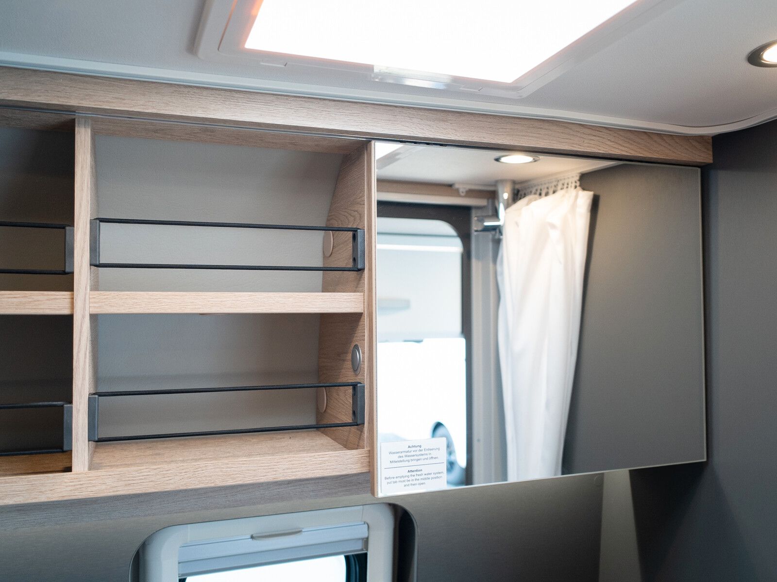 Fahrzeugabbildung Dethleffs Globetrail 640 EK Fiat Heckauszug/Rahmenfenster