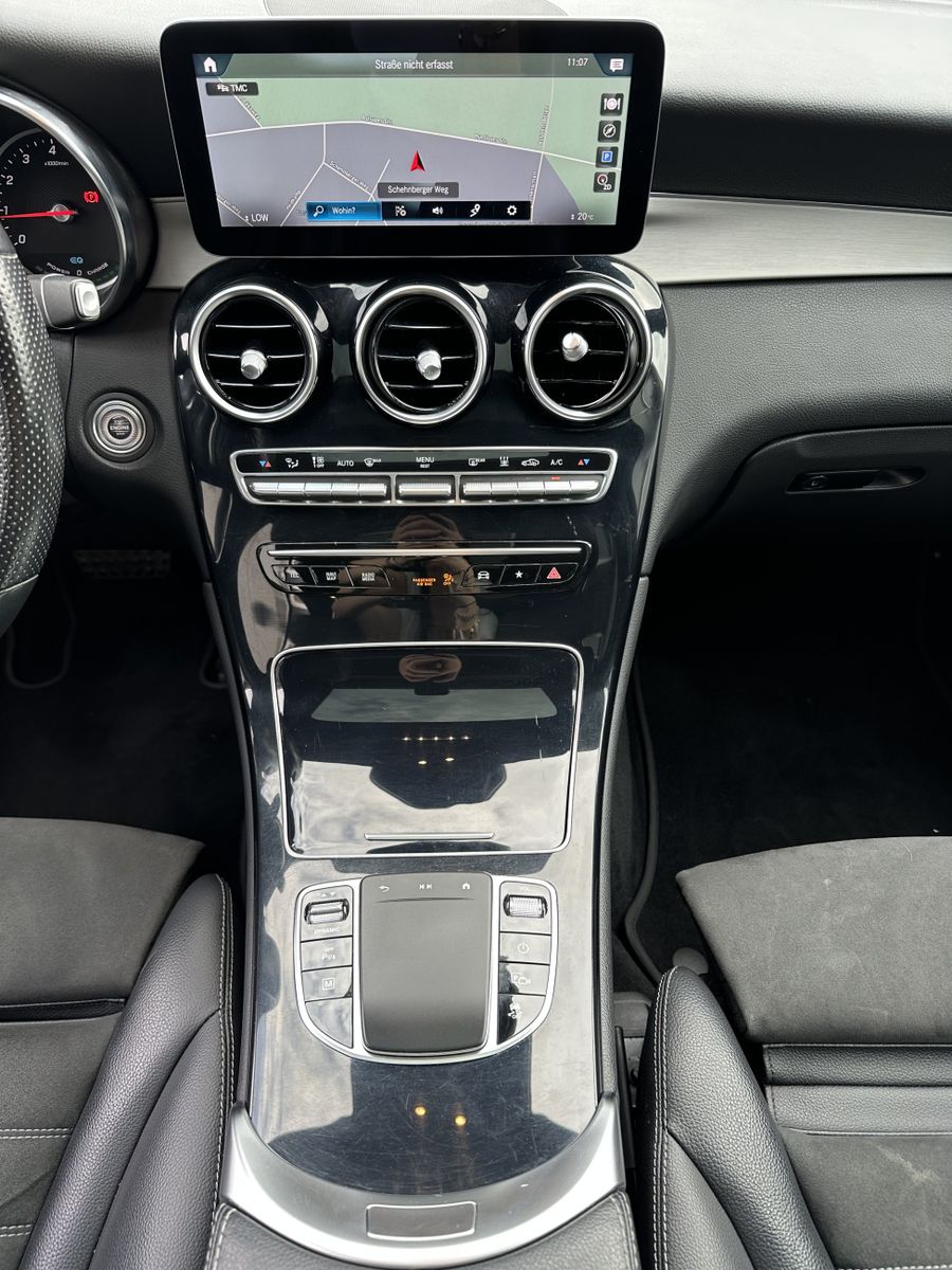 Fahrzeugabbildung Mercedes-Benz GLC 300e 4M AMG-Line NAV+LED+PANO+CARPLAY+20ZOLL