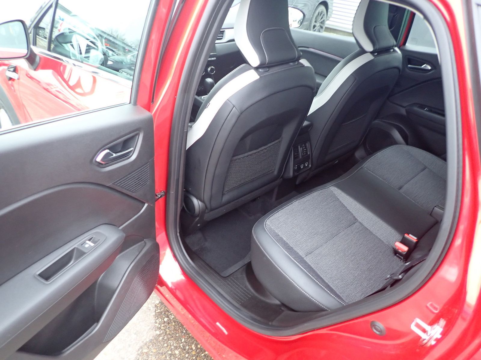 Fahrzeugabbildung Renault Captur Intens TCe 140 EDC