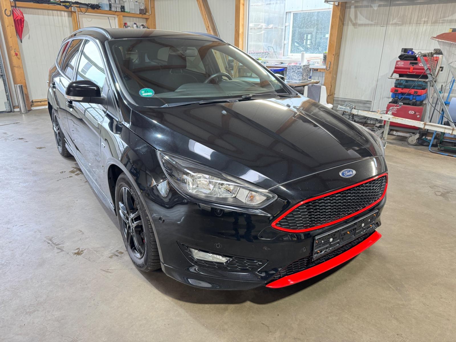 Ford Focus Turnier ST-Line Red Line