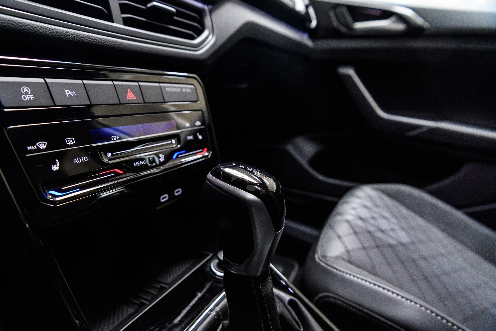 Fahrzeugabbildung Volkswagen T-Cross R-Line 1.5 TSI DSG IQ-LED+AHK+KAMERA+ACC