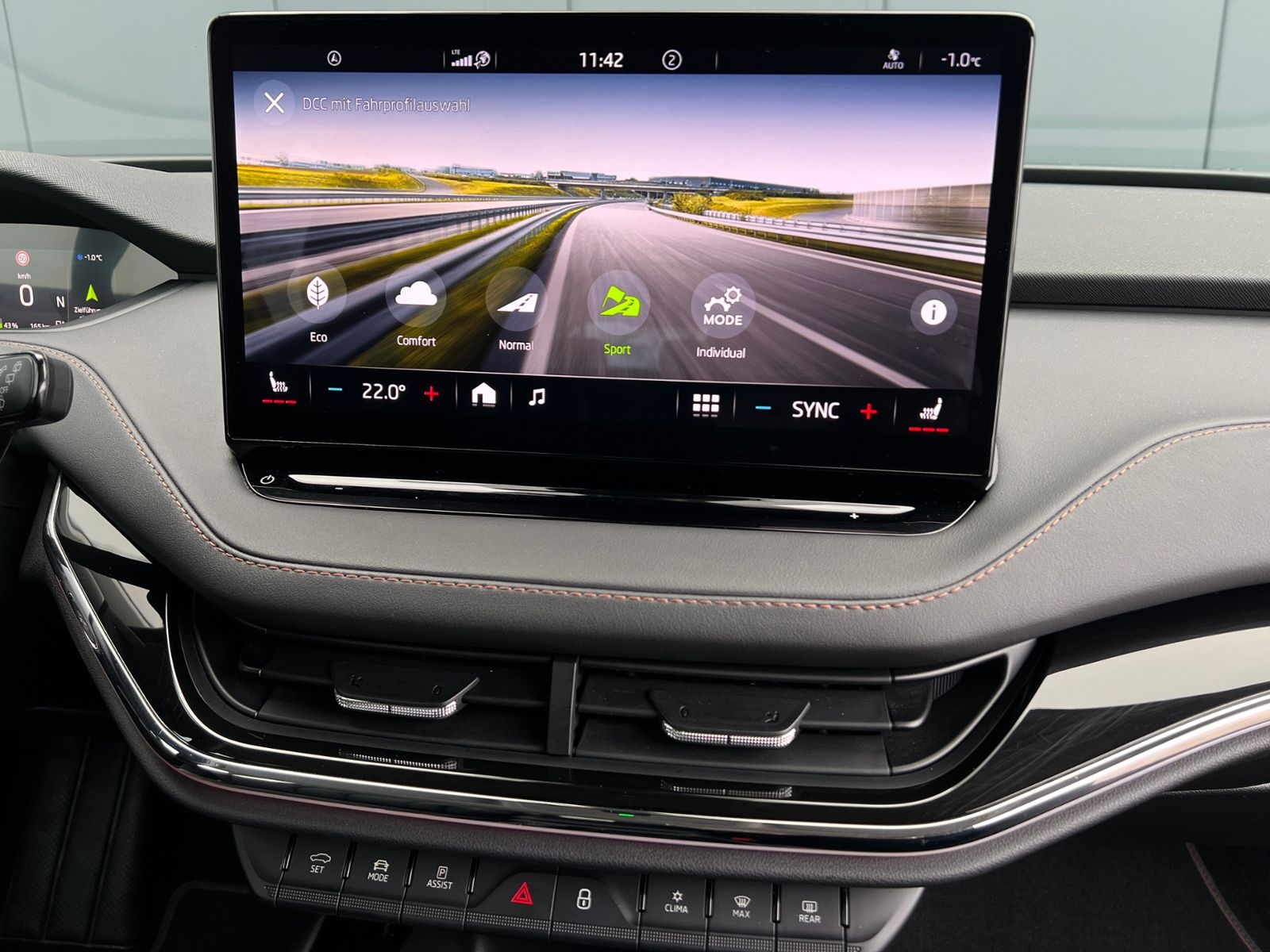 Fahrzeugabbildung SKODA Enyaq iV 80 Suite *AHK, Wärmepumpe, DCC, LED*