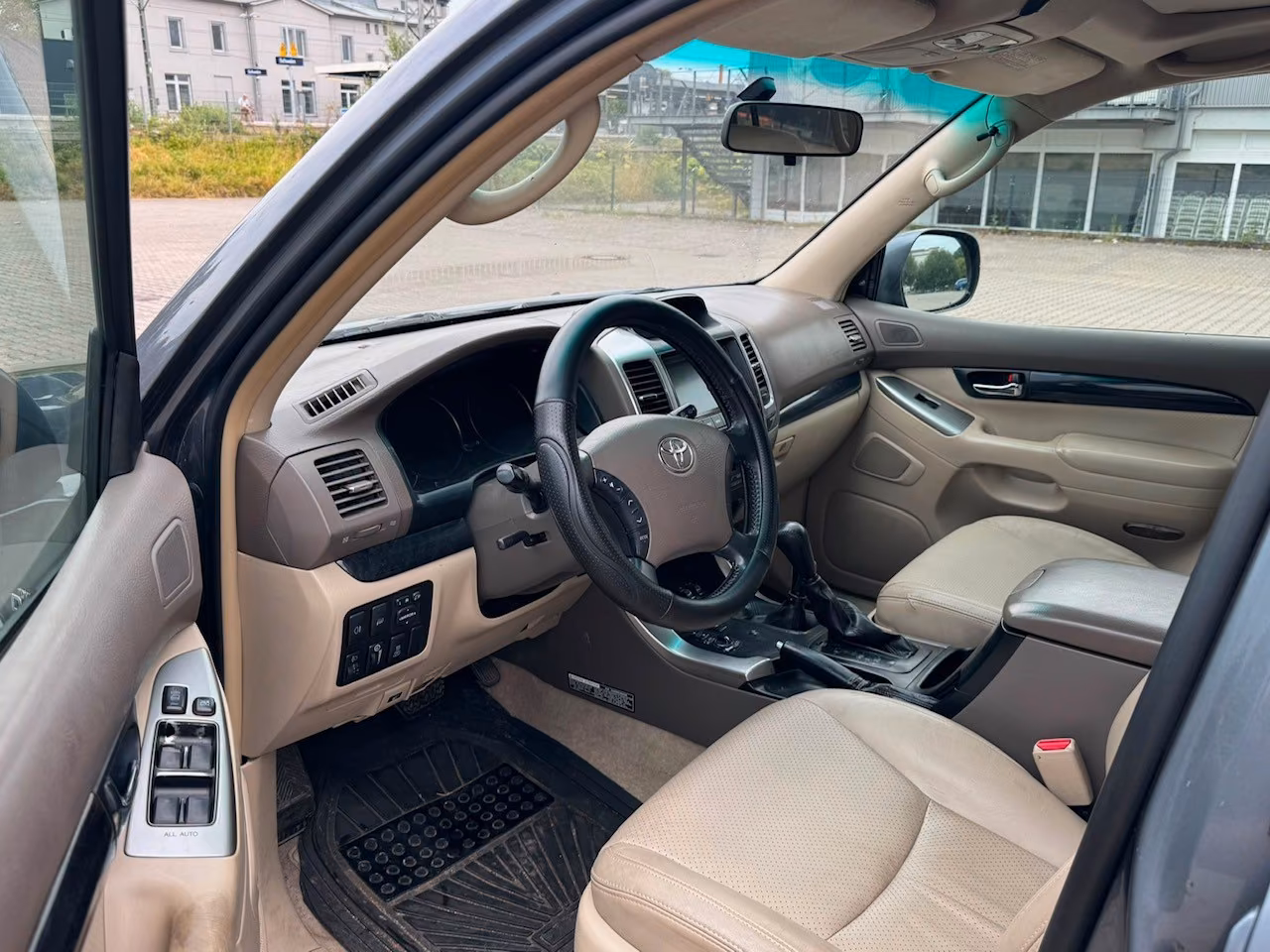 Toyota Land Cruiser 3.0 D-4D Executive | 173 ch | BVA | 8 places | Cuir | GPS | Toit ouvrant | Suspension pneumatique | Attelage