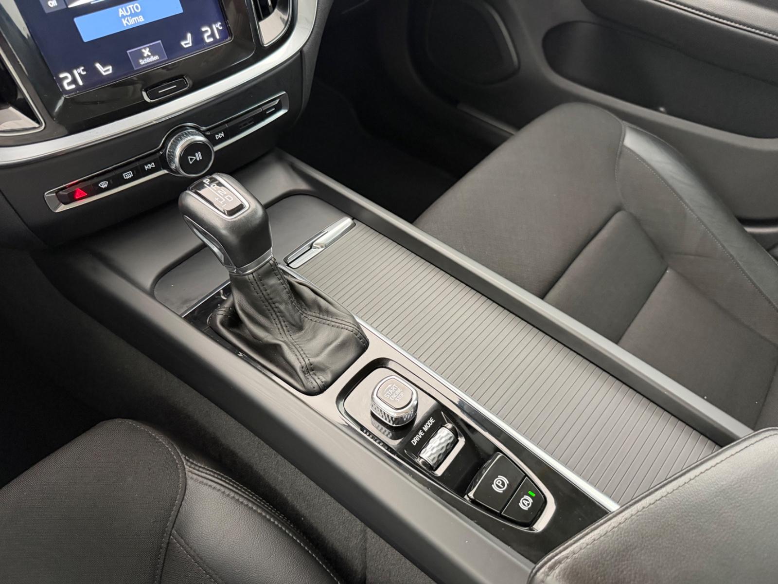 Volvo V60 Kombi*MOMENTUM PRO*LED-R.KAM-TEMPO-SPUR-SHZ