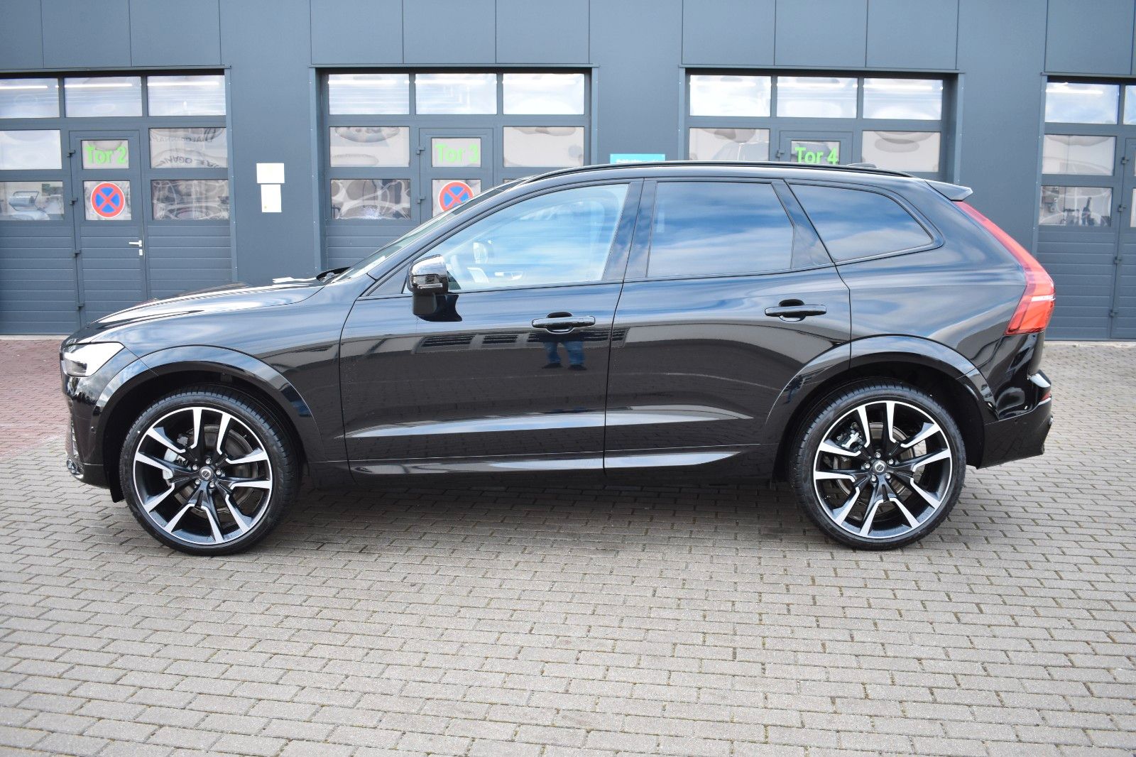 Fahrzeugabbildung Volvo XC60 B5 D AWD Ultimate Dark*STDHZG*LUFT*ACC*AHK