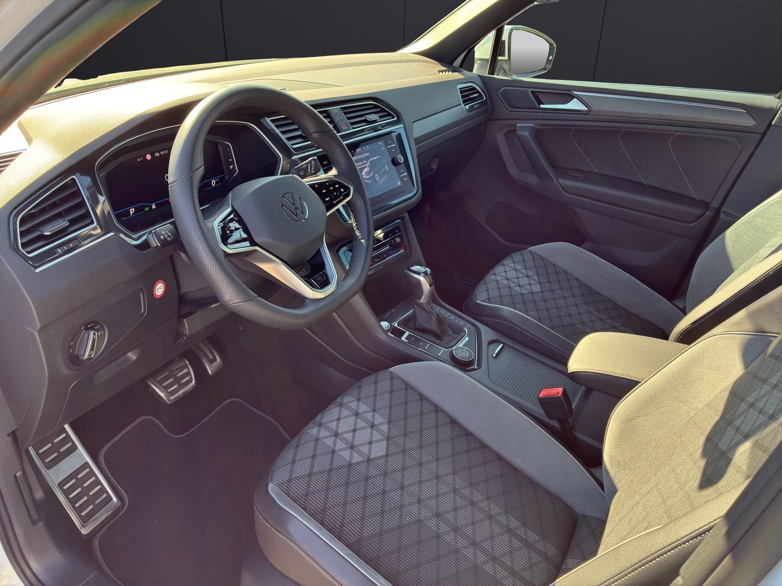 Fahrzeugabbildung Volkswagen Tiguan TDI R-Line DSG 4M Matrix Navi AID ACC RFK