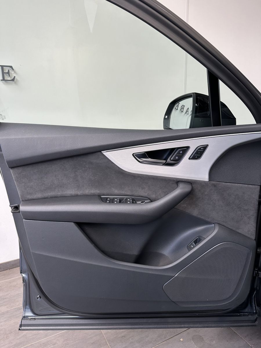 Fahrzeugabbildung Audi Q7 50 TDI S-Line Black 7Sitzer NAV+MATRIX+AHK+VC