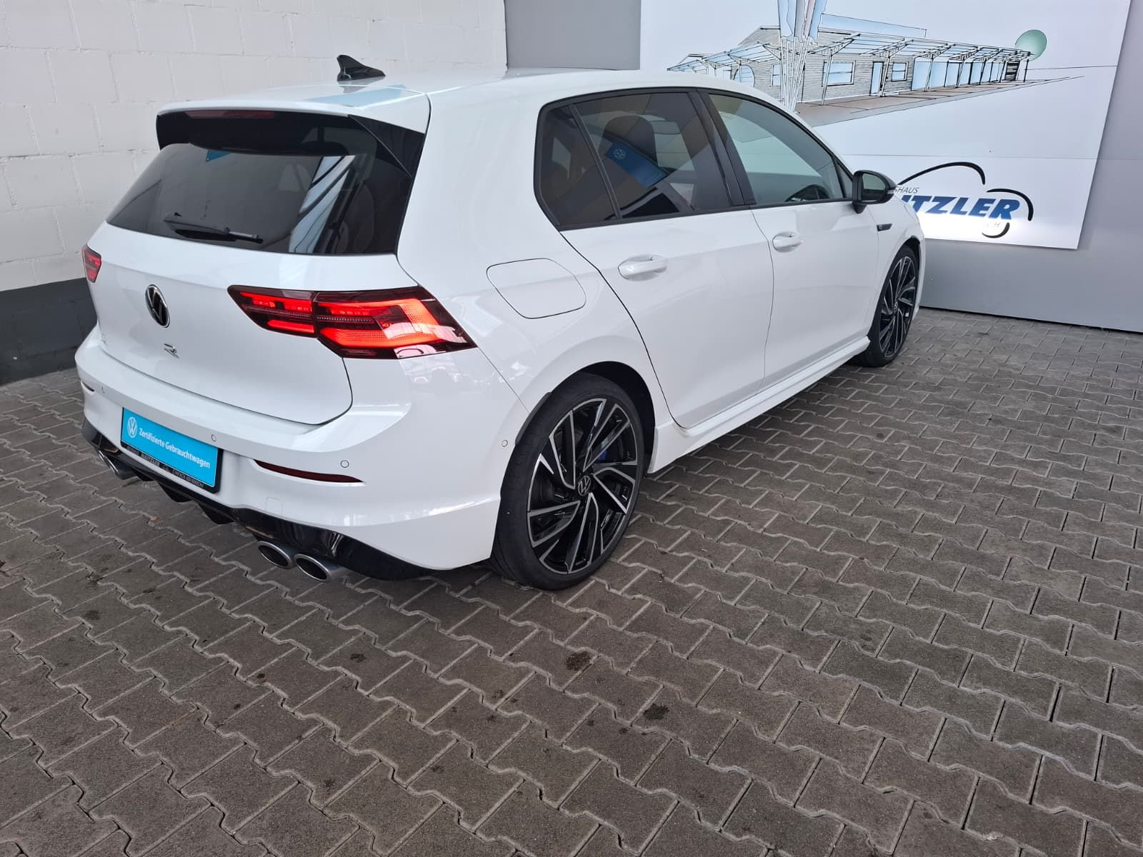 Fahrzeugabbildung Volkswagen Golf VIII Lim. R 2,0 TSI DSG 4M + ACC + IQ.Light