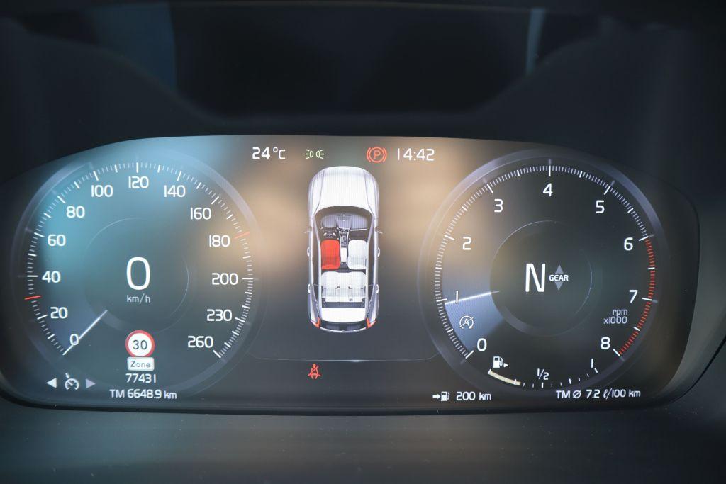 Volvo XC40 T3 Momentum Pro|NAVIGATION|R-CAM|PDC|