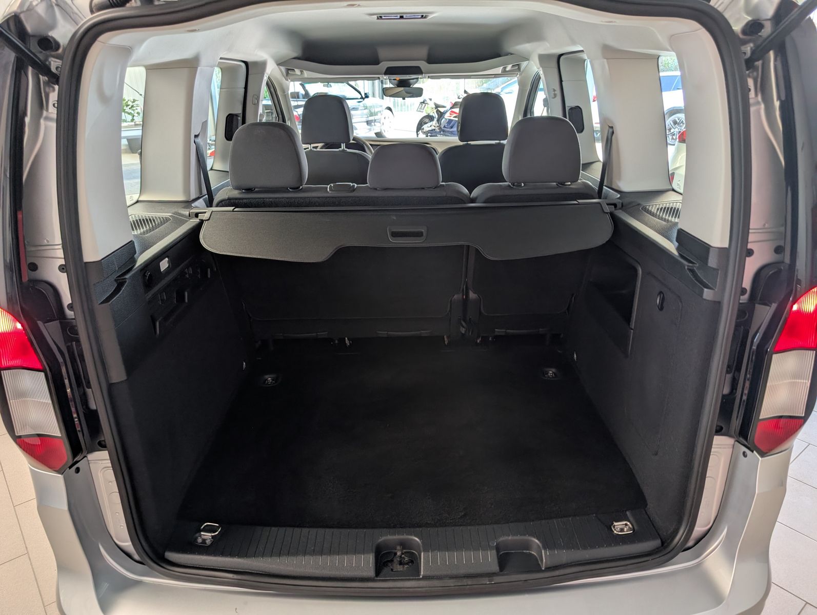 Fahrzeugabbildung Ford Tourneo Connect 2.0 Trend Tempo Navi Klima PDC
