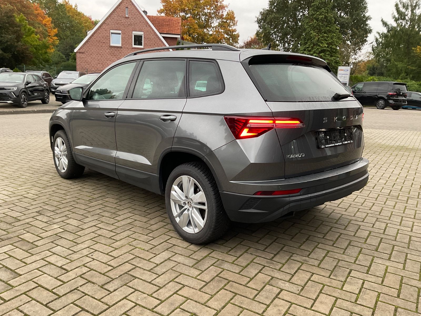 Fahrzeugabbildung SKODA Karoq 1.5l TSI DSG ACC,Kamera,Navi,LED,ACC