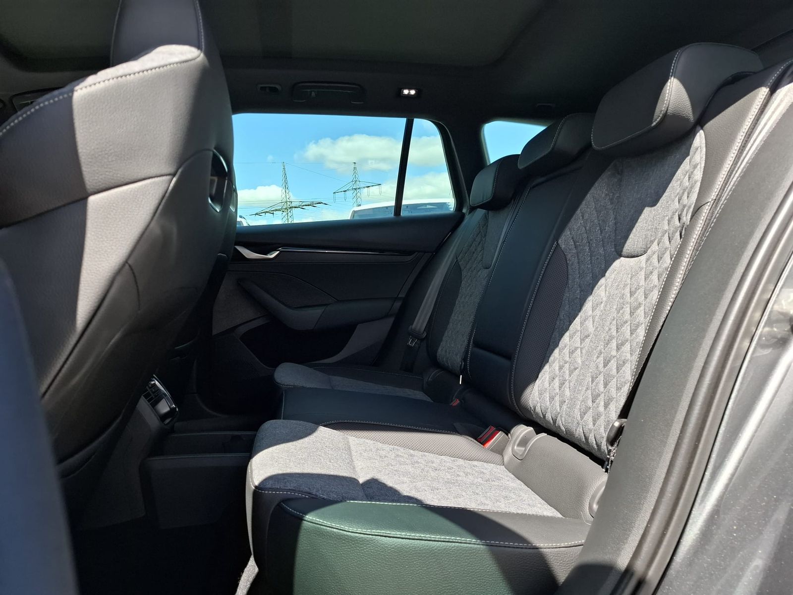 Fahrzeugabbildung SKODA Octavia 1.5 DSG Sportline PANO*MATRIX*AHK*5J.GAR