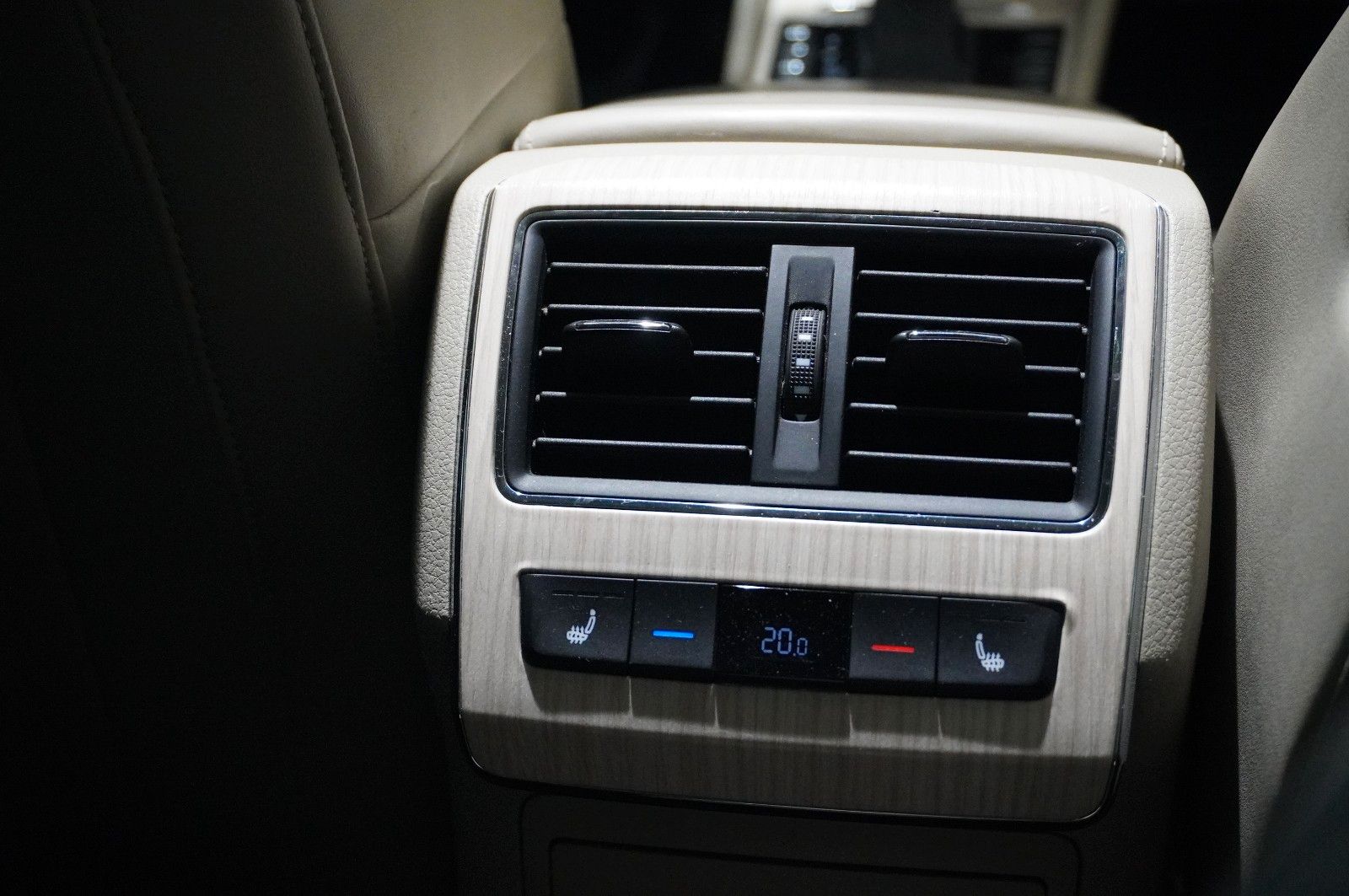 Fahrzeugabbildung SKODA Superb Lim. 2.0 TSI L&K 4X4 DSG NAVI/KAMERA/AHK
