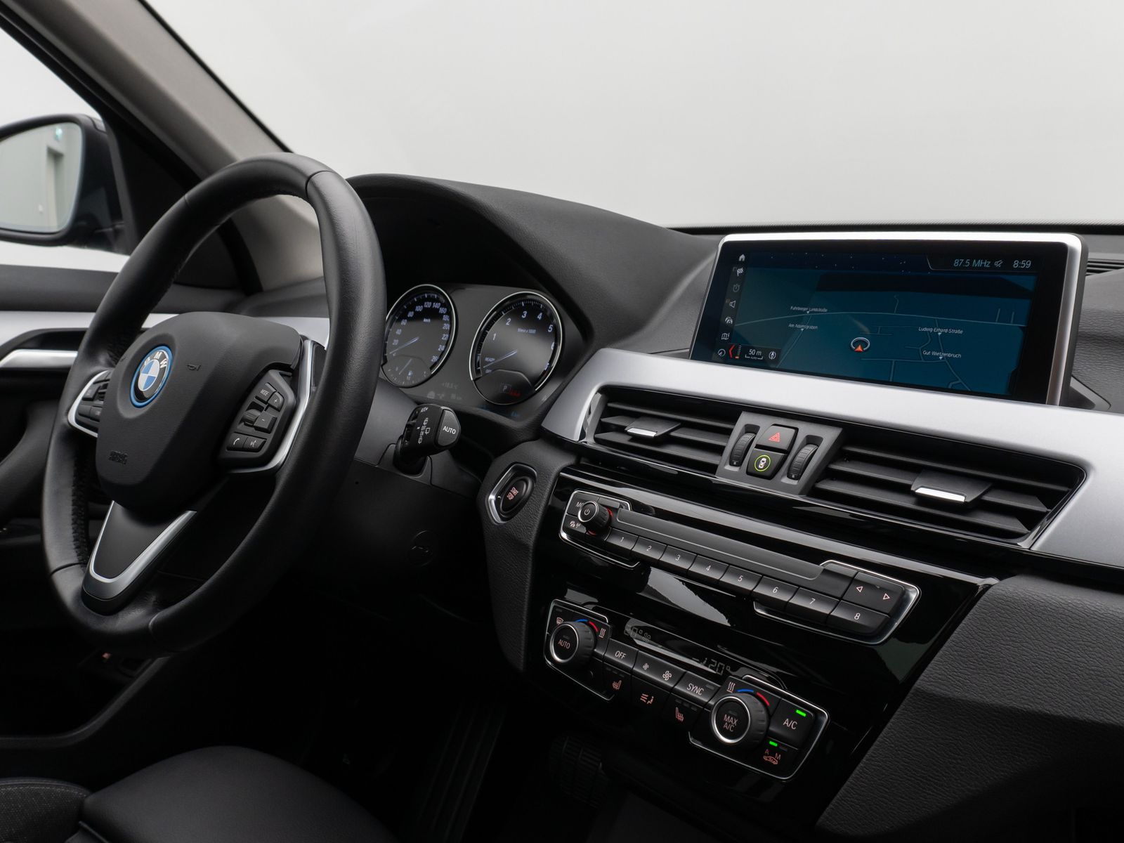Fahrzeugabbildung BMW X1 xD25e Panorama DAB Navi Parkassistent Sport