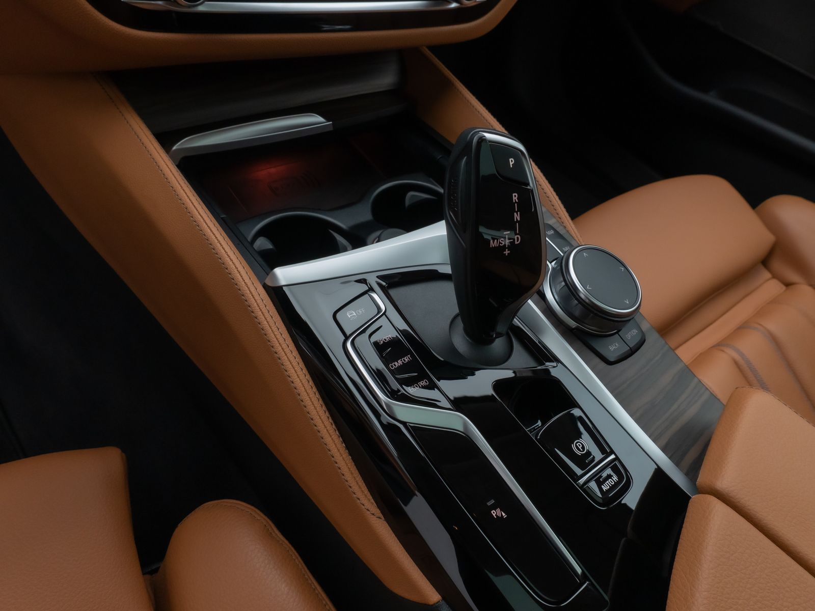 Fahrzeugabbildung BMW 520d xD LuxuryLine Glasdach Kamera Laser HUD H/K