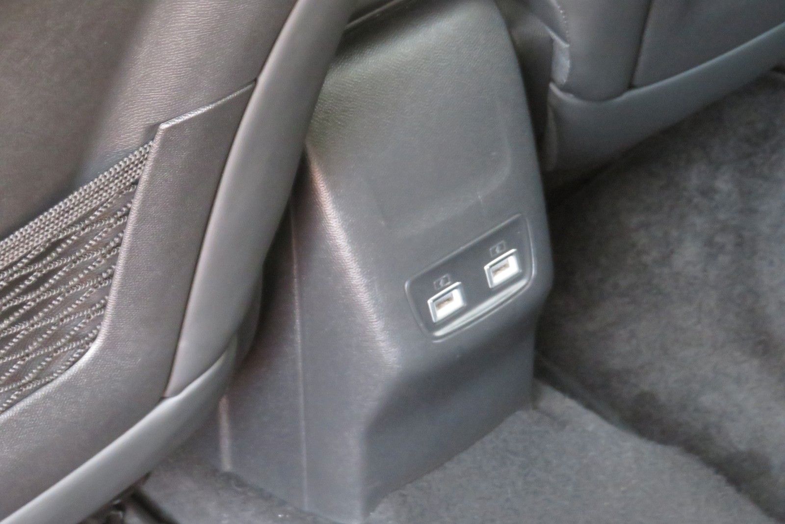 Fahrzeugabbildung Peugeot 2008 e- GT PDC KAMERA NAVI SITZH.