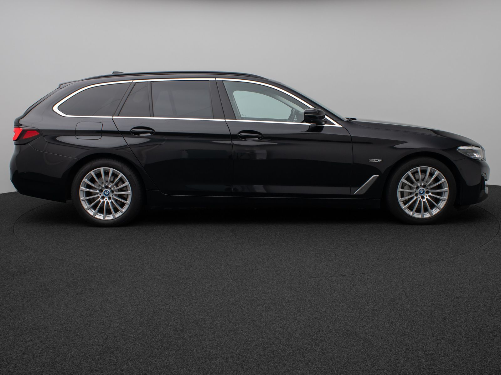 Fahrzeugabbildung BMW 530e Panorama 360°DAB H/K ACC AHK Alarm Leder