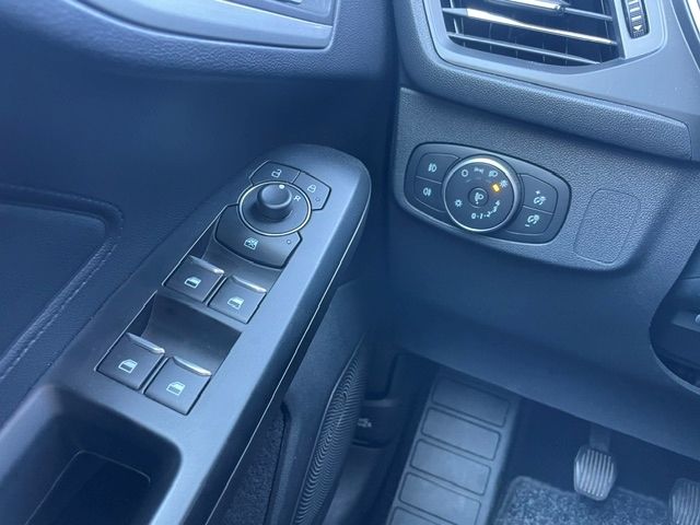 Fahrzeugabbildung Ford Focus Cool & Connect Kamera LED Navi PDC
