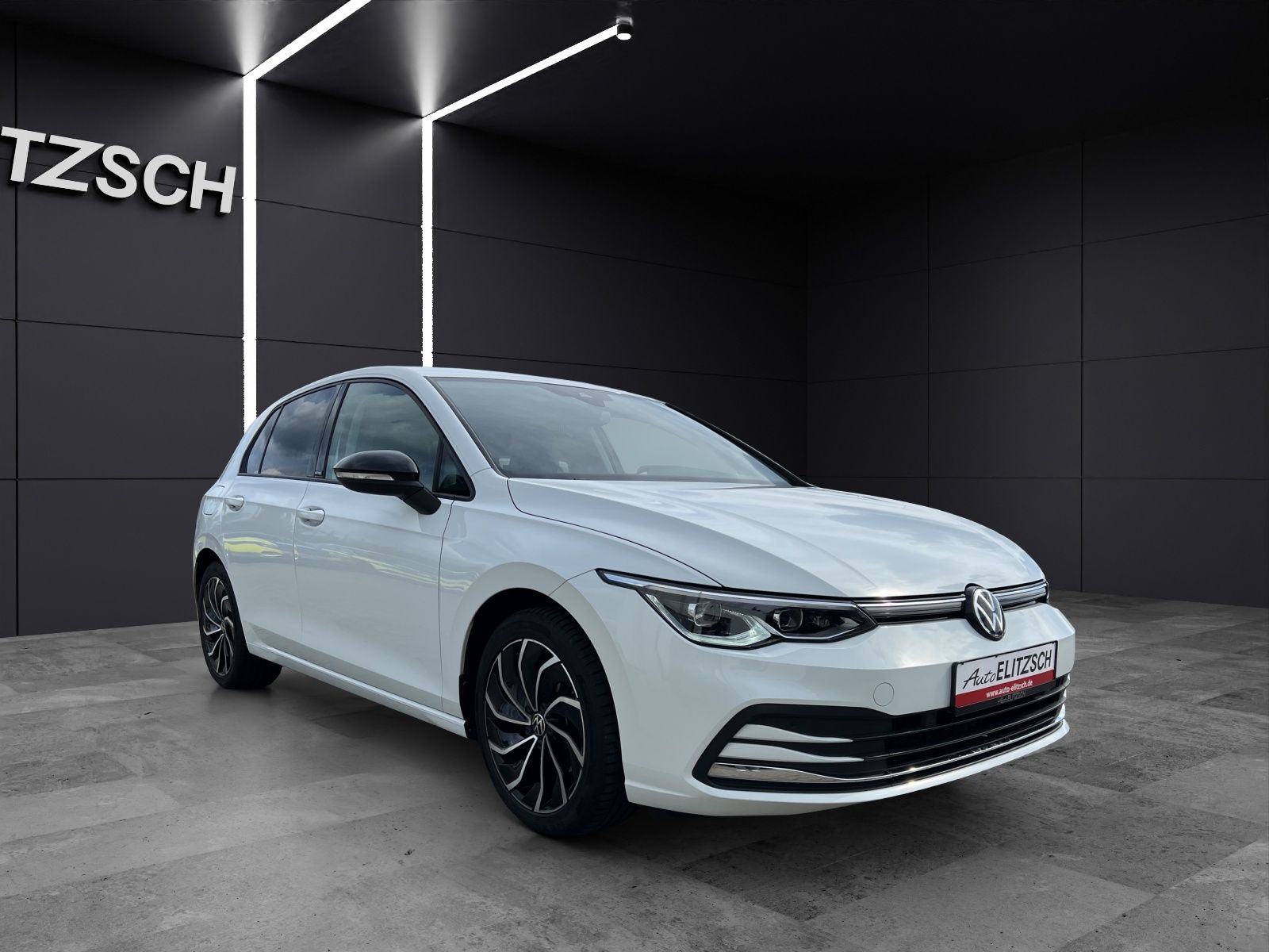 Fahrzeugabbildung Volkswagen Golf VIII TSI Active LED AHK Navi AID ACC RFK SH
