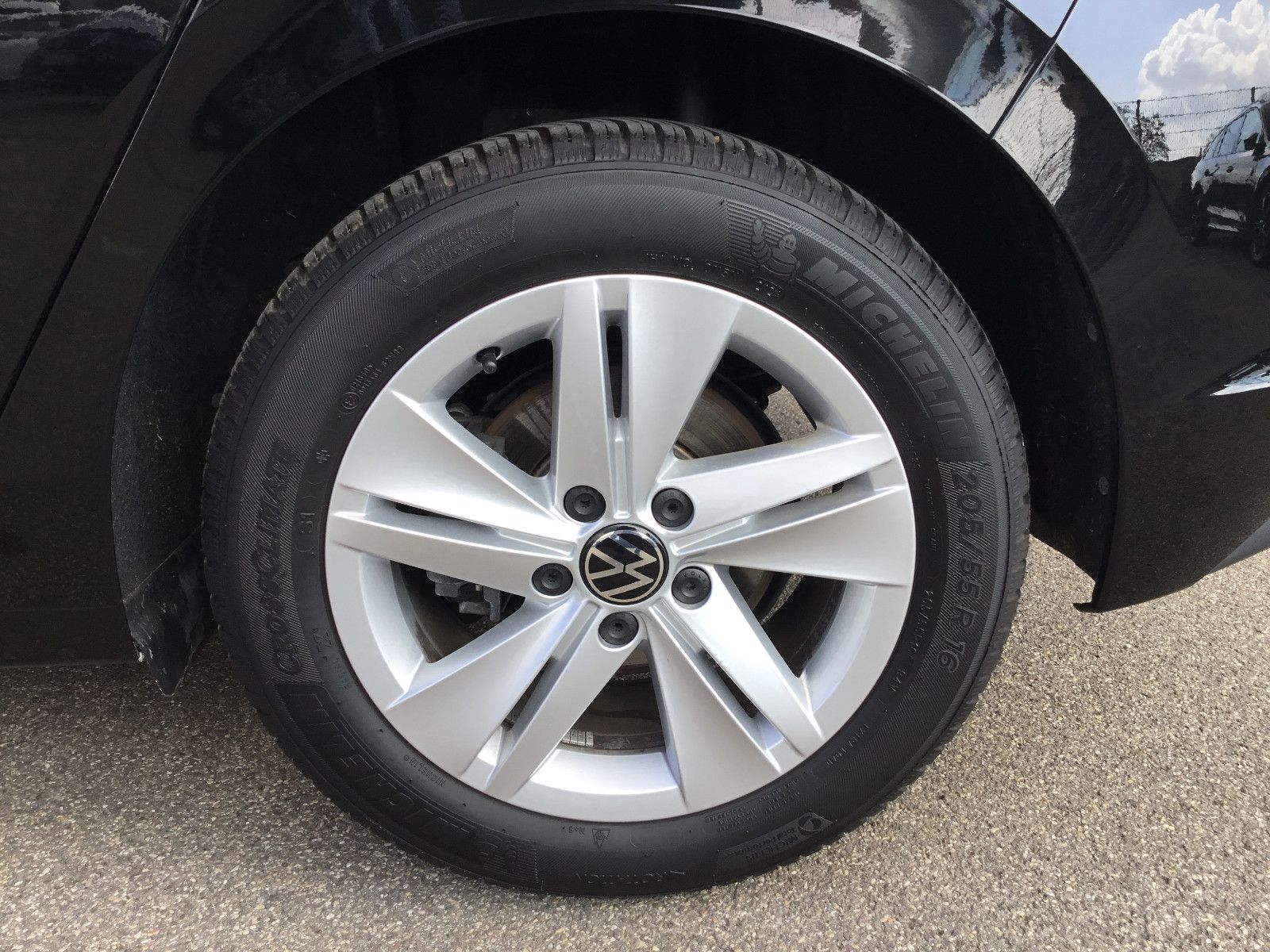 Fahrzeugabbildung Volkswagen Golf 1.5 eTSI DSG Life+AHK+LED+Kamera+Navi