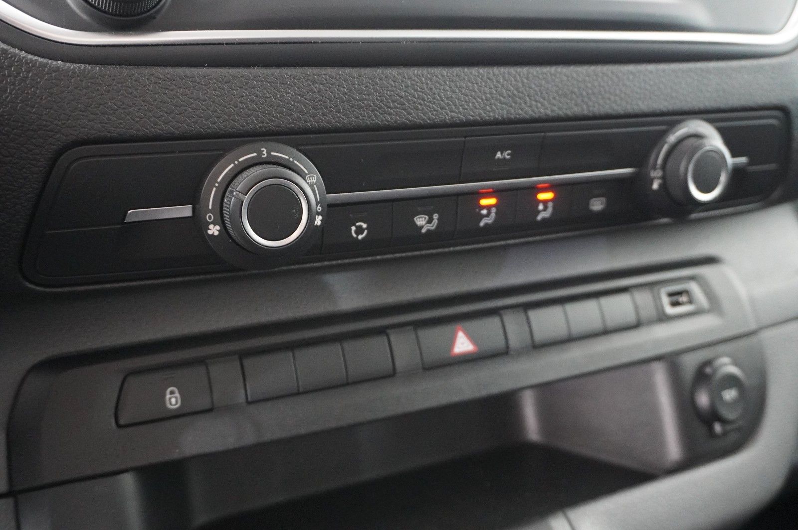 Fahrzeugabbildung Opel Vivaro C Kombi 2.0D "L" 9-SITZER NAVI/TEMP./DAB+
