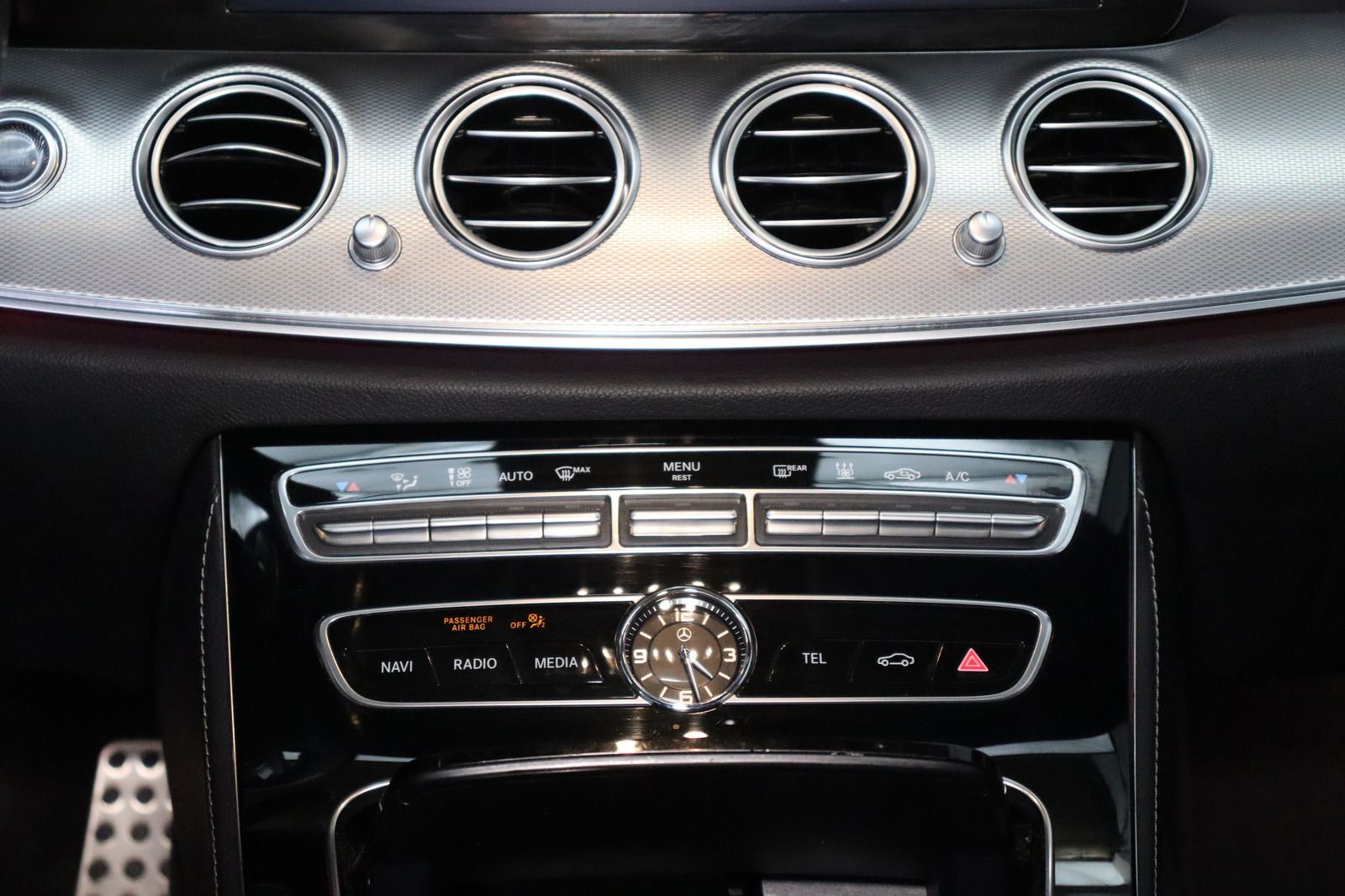 Fahrzeugabbildung Mercedes-Benz E 200 T 4Matic * Schiebedach * Navi * AMG line
