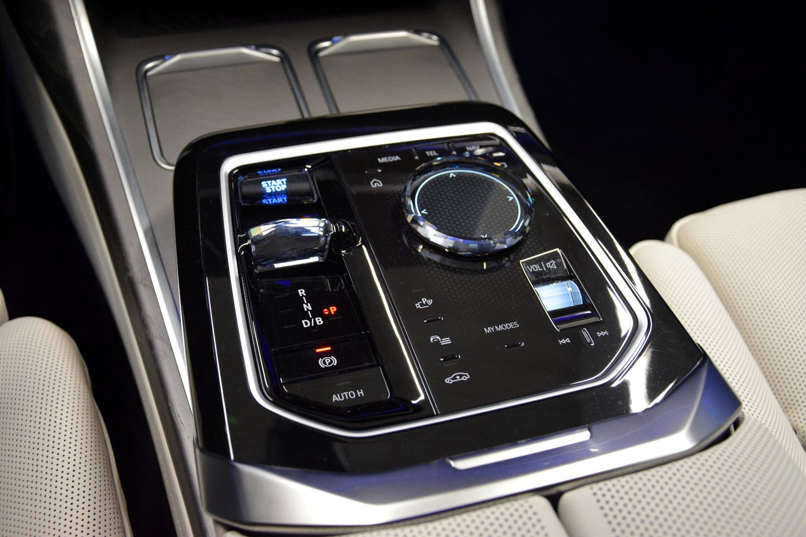 Fahrzeugabbildung BMW i7 xDrive 60 Design Pure Exce Fond-Ent. Kristall