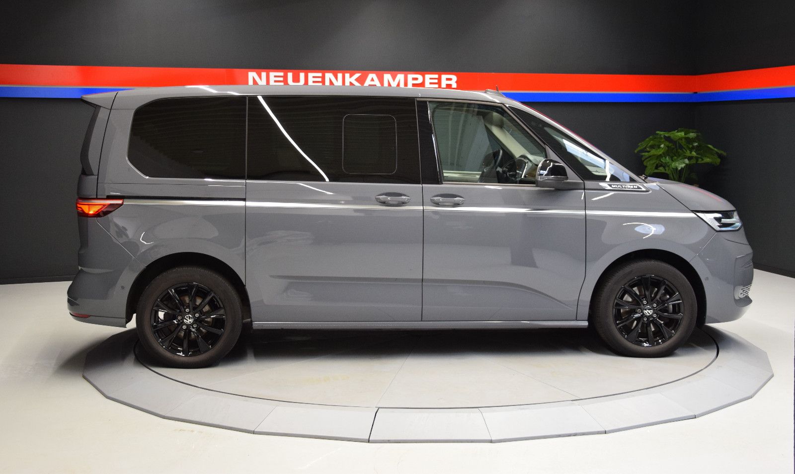 Fahrzeugabbildung Volkswagen T7 Multivan Style Easy Open ACC AHK Kamera 7-Stz