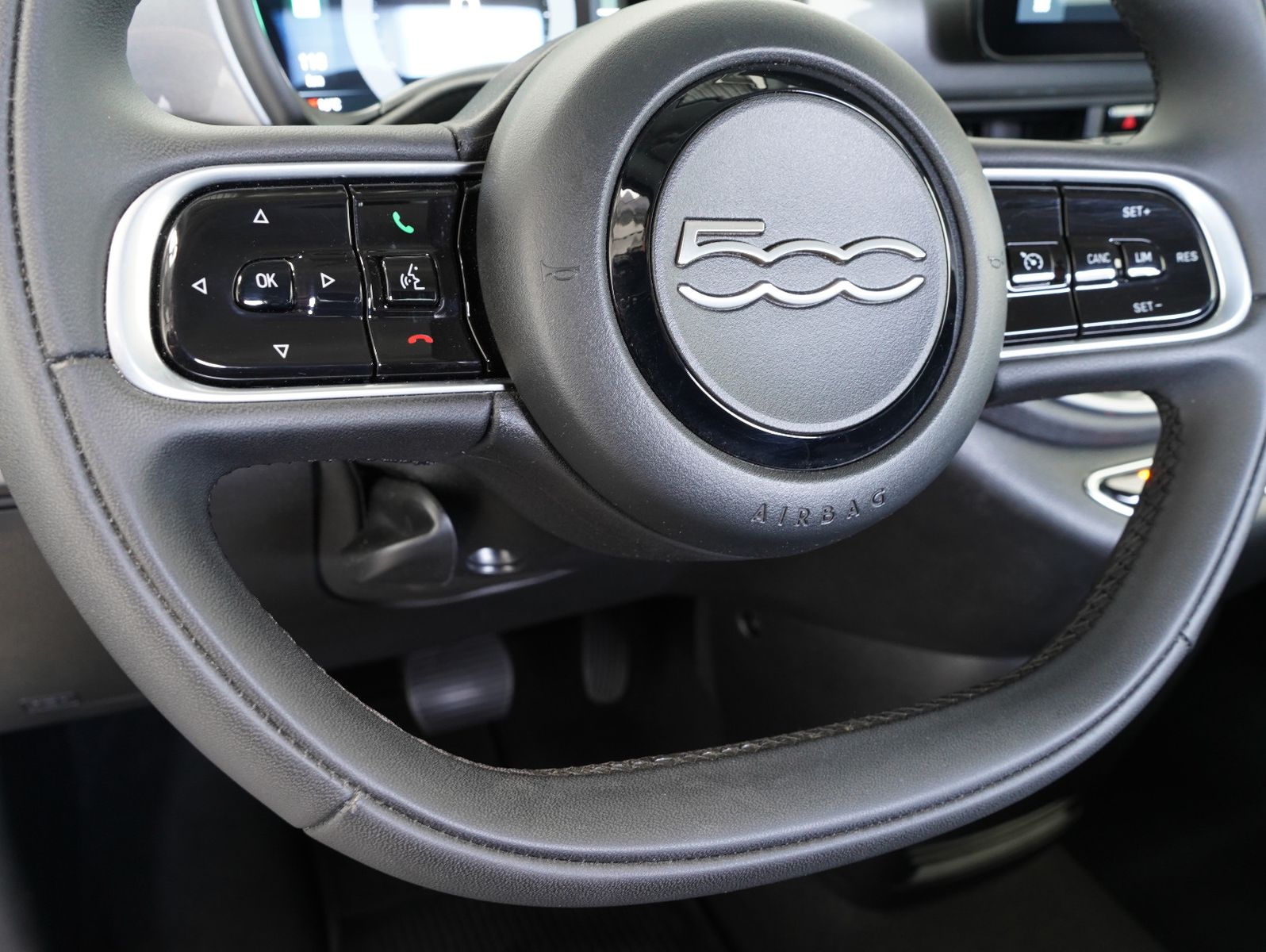 Fahrzeugabbildung Fiat 500e 87KW/42kWh/DC-LADEN/CARPLAY/DAB/SOH/KAMERA