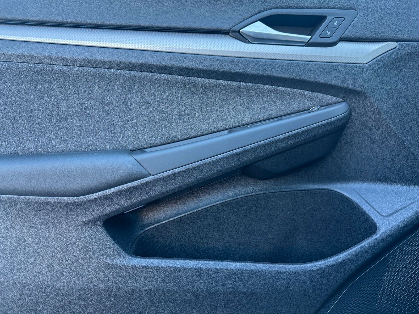 Fahrzeugabbildung Volkswagen Golf VIII Lim. Move 1.5 eTSI