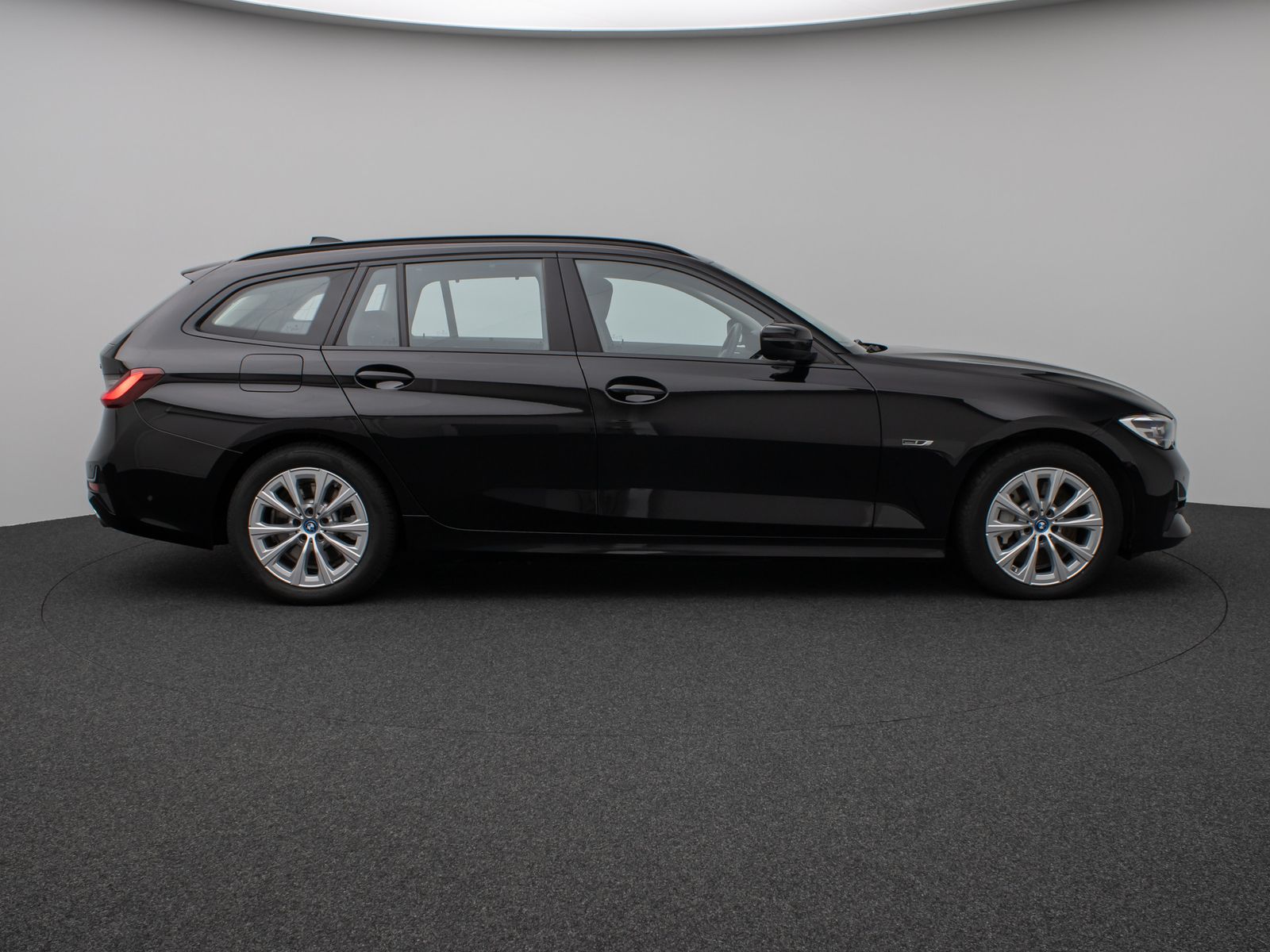 Fahrzeugabbildung BMW 330e Panorama Kamera DAB WLAN Lenkrhzg Alarm LED