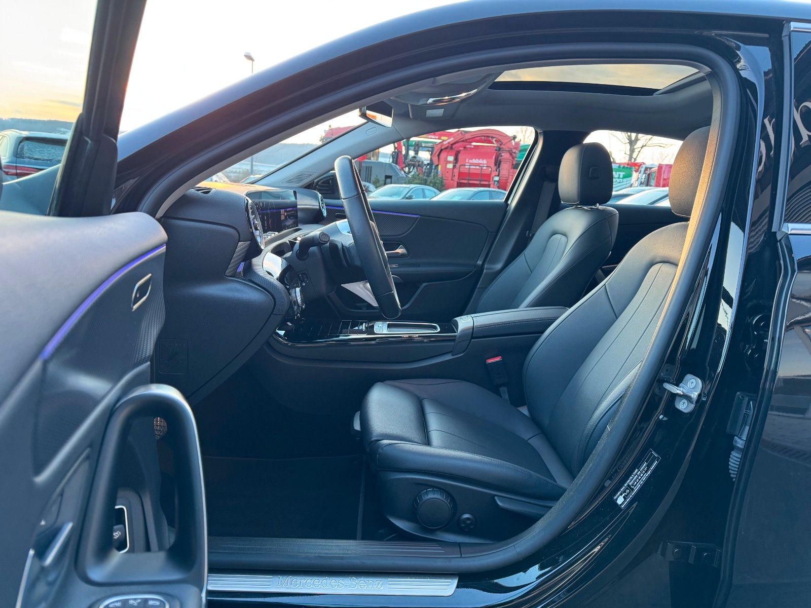 Fahrzeugabbildung Mercedes-Benz A 180 Pano+Ambiente+MBUX+Keyless+Leder+AMG18`