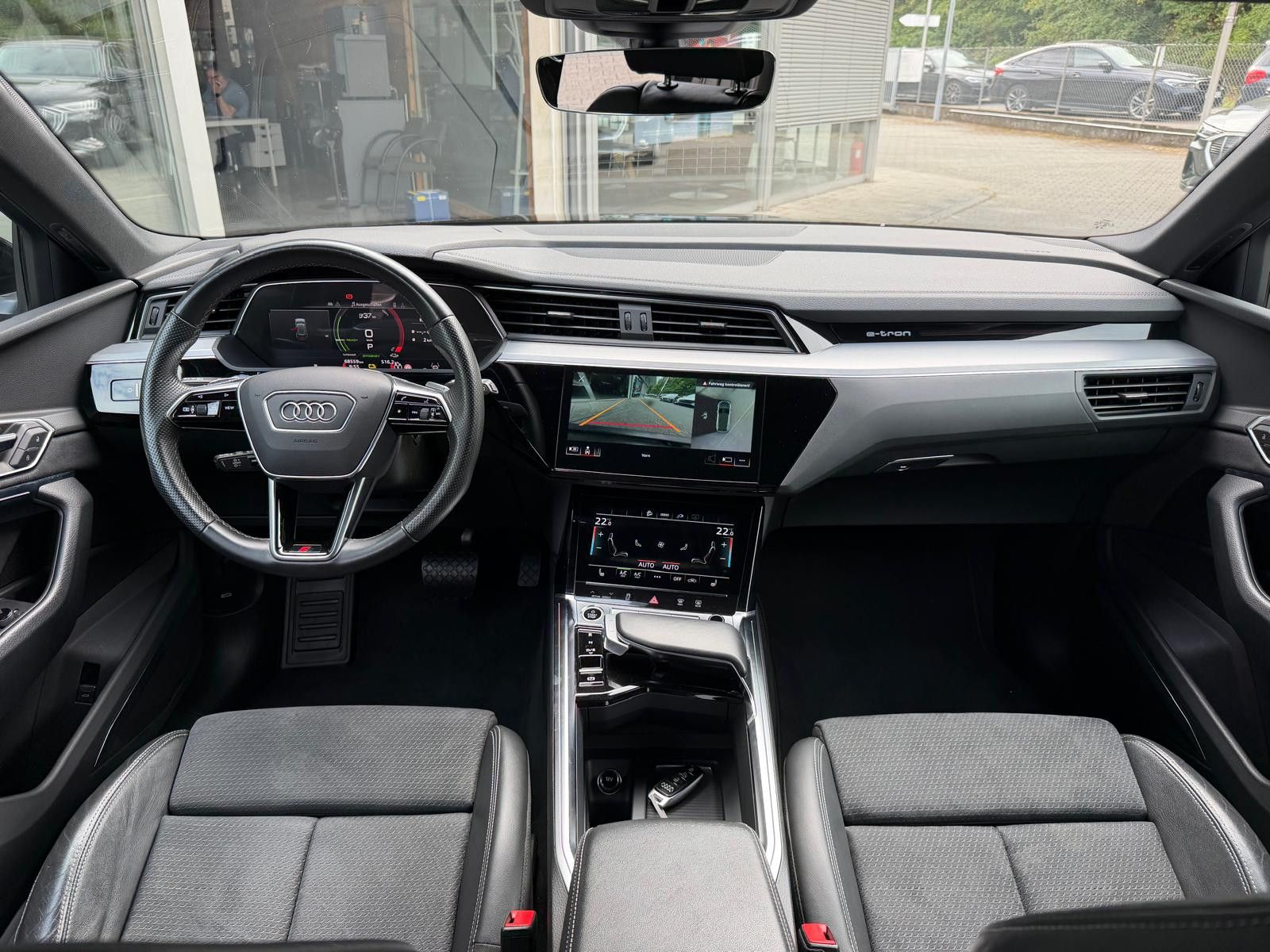 Fahrzeugabbildung Audi e-tron 55 QUAT 2X S LINE BLACK EDIT LUFT+360+AHK