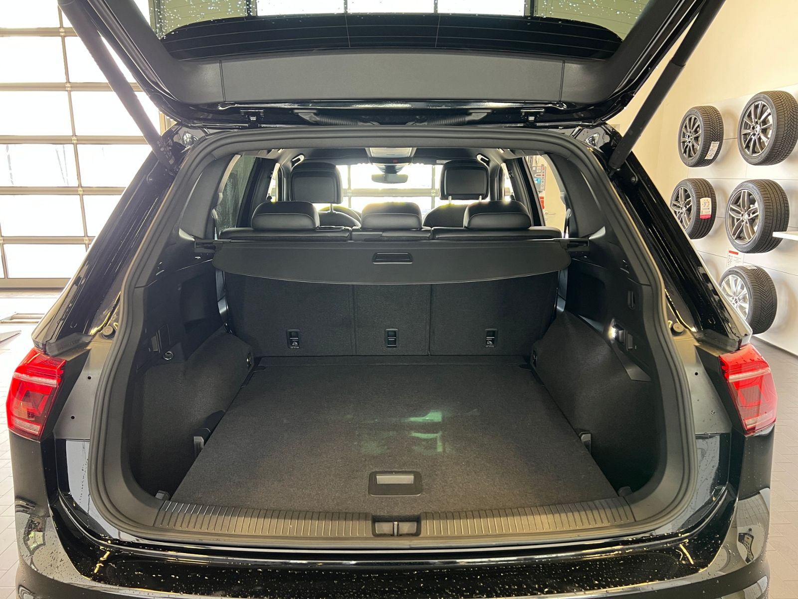 Fahrzeugabbildung Volkswagen Tiguan Allspace R-Line 2.0 TDI DSG 4MOTION *AHK,