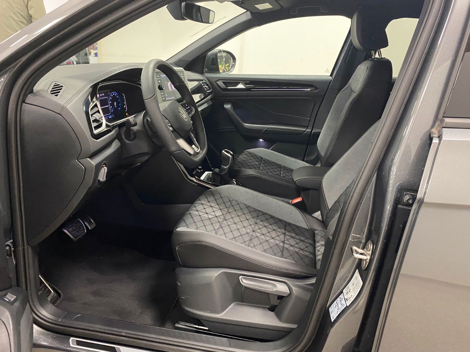 Fahrzeugabbildung Volkswagen T-Roc 1.5 TSI DSG R-Line+ACC+iQ Light MATRIX+18"