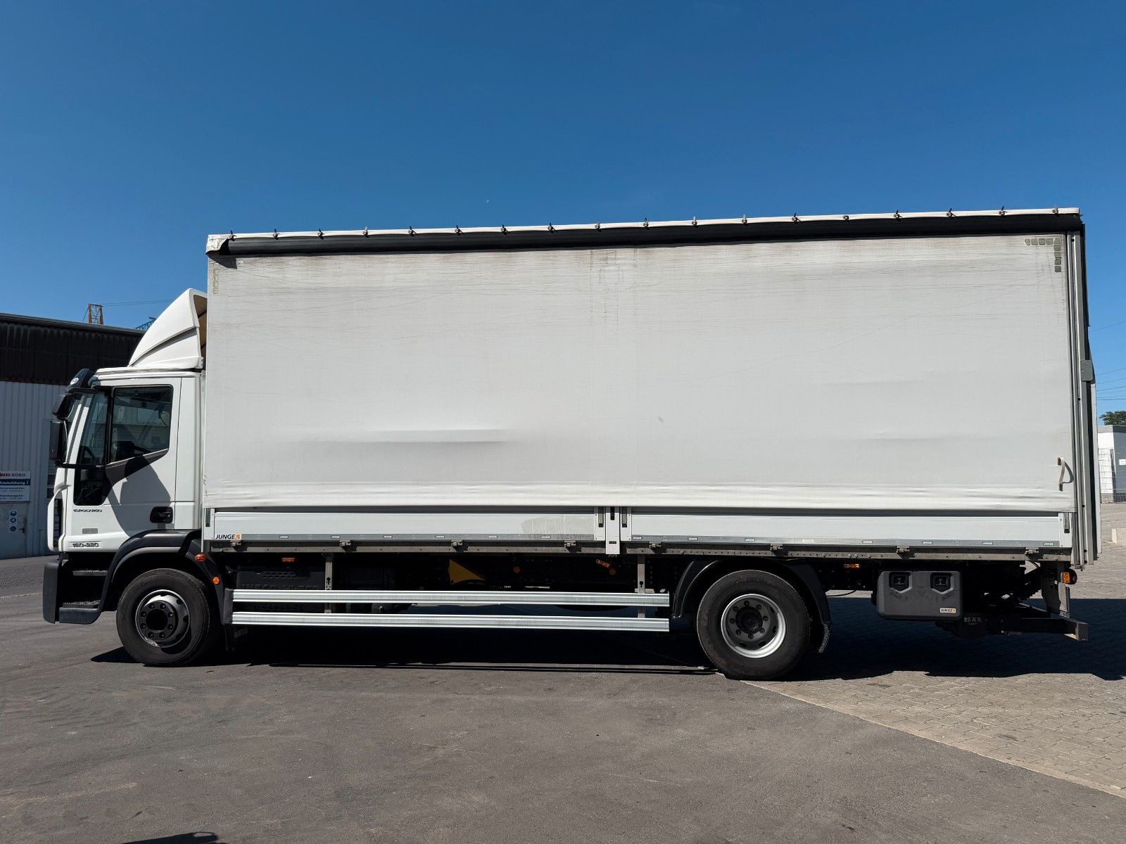 Fahrzeugabbildung Iveco Eurocargo ML160E32/P LBW Bär 1.500kg Abbiegeassi - mit KI generiert/bearbeitet