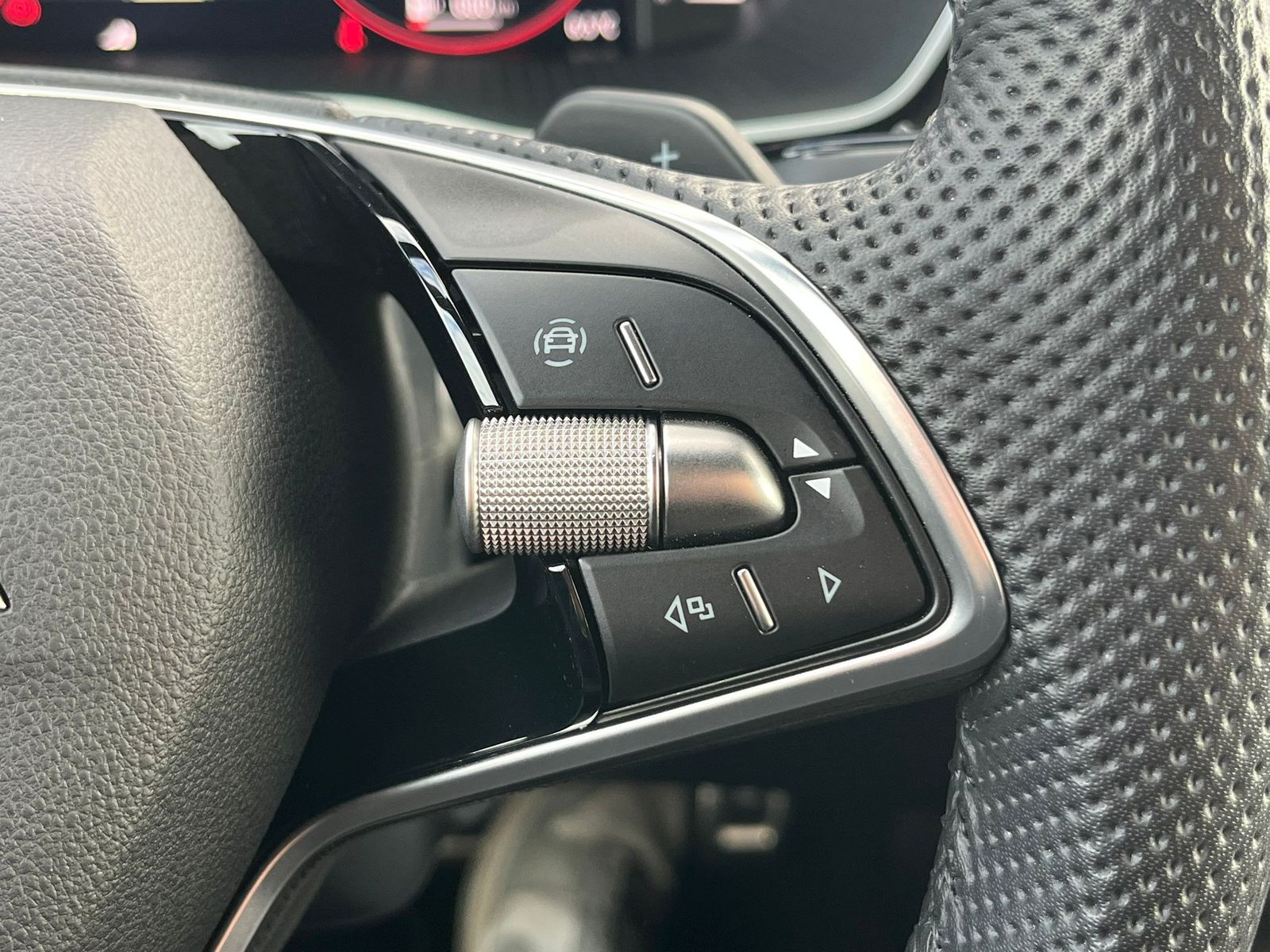 Fahrzeugabbildung SKODA Octavia 2.0 DSG Sportline MATRIX*AHK*CANTON*5J.G
