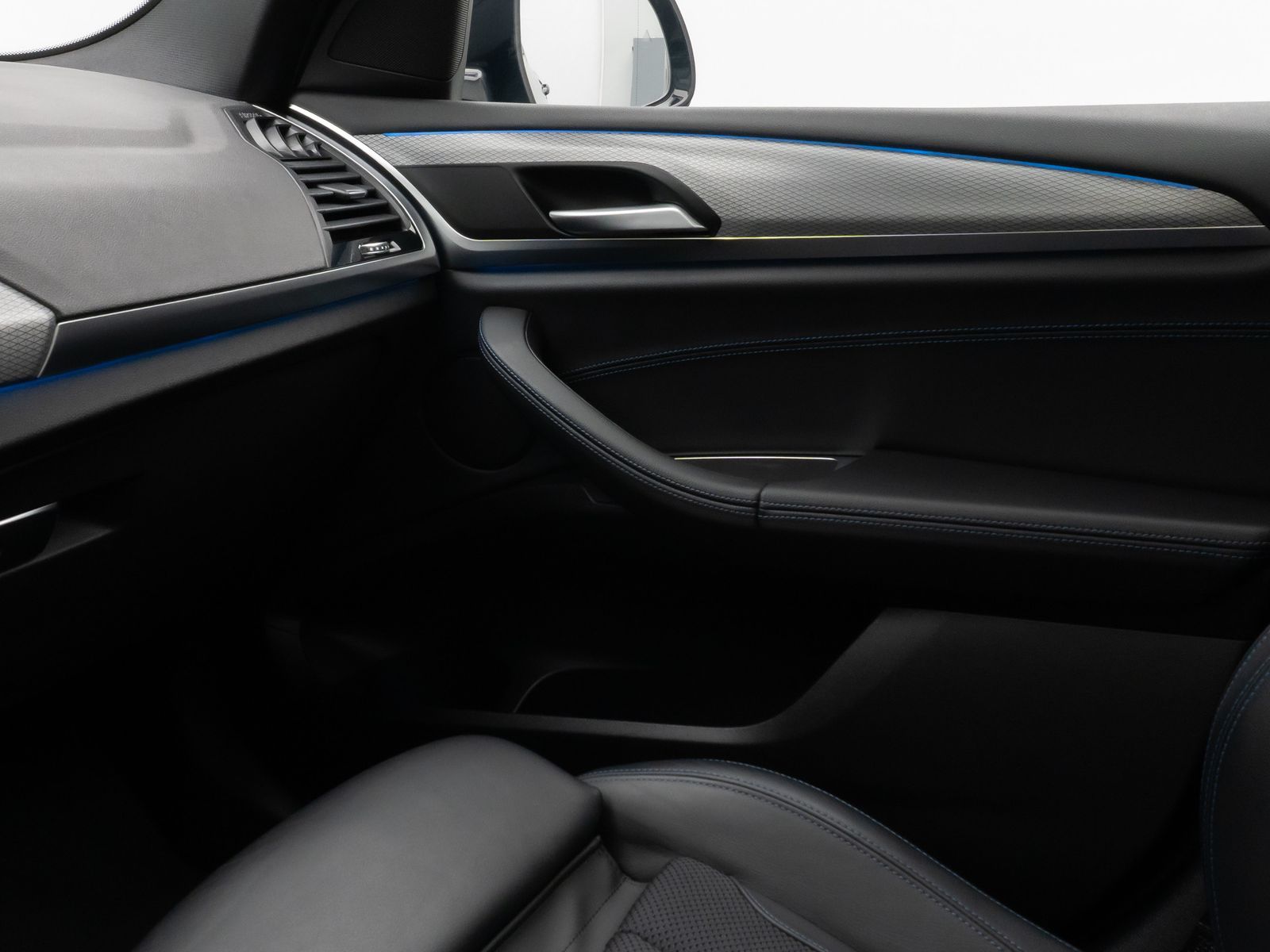 Fahrzeugabbildung BMW X3 xD30e M Sport Panorama 360°HUD DAB HiFi 20Zl