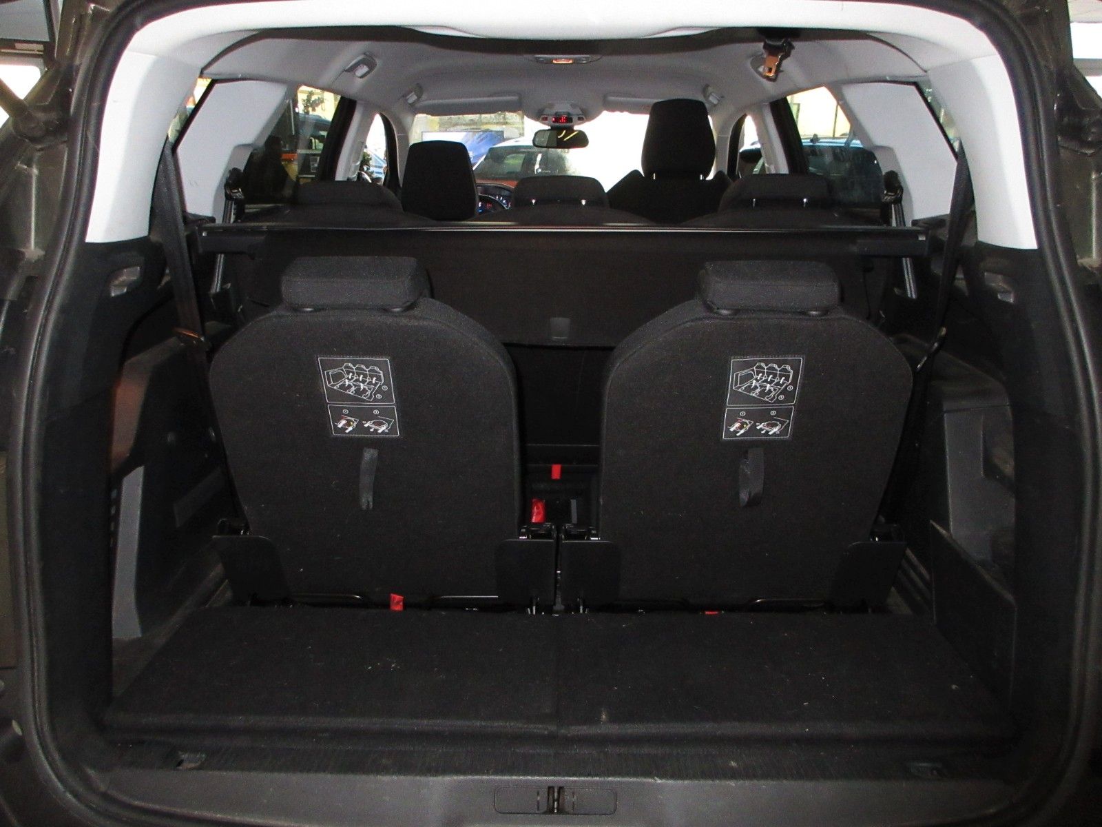 Fahrzeugabbildung Peugeot 5008 Active 1.2T LED/NAVI/PDC/TEMPOMAT