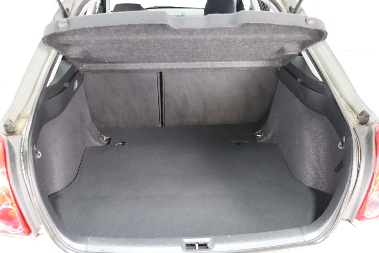 Fahrzeugabbildung Toyota Avensis 2.0-l-VVT-i Executive