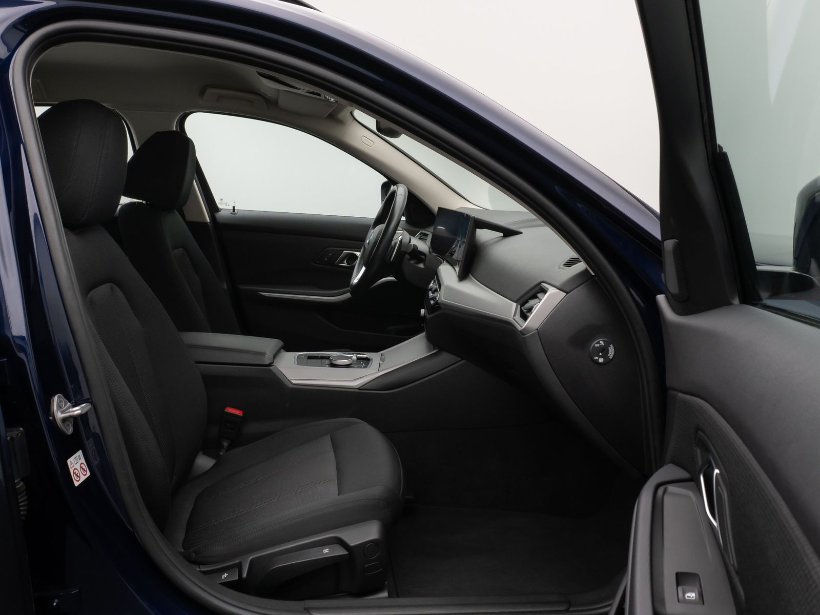 Fahrzeugabbildung BMW 330e Individual DAB HiFi Fernlichtassist PDC LED