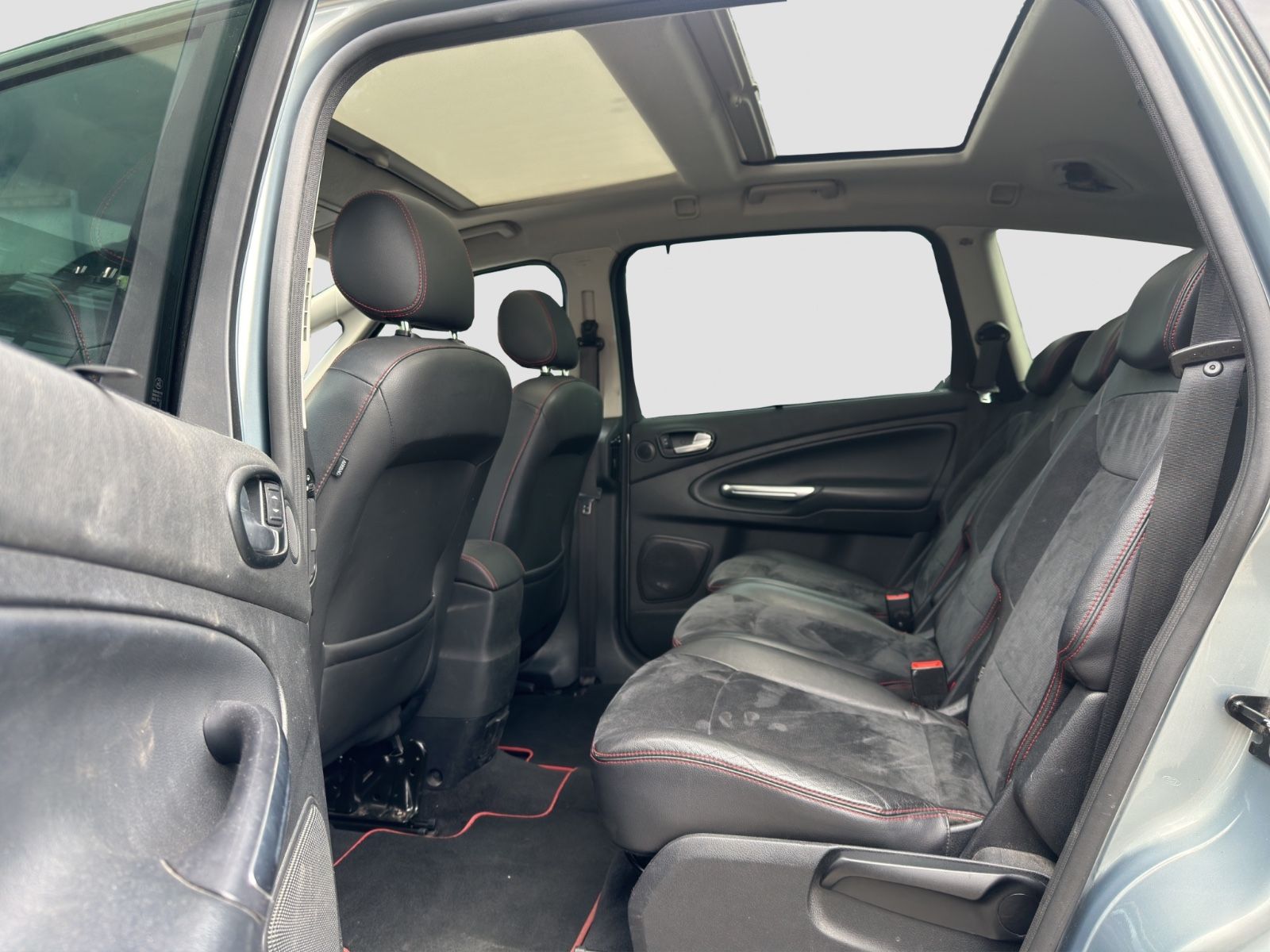 Fahrzeugabbildung Ford S-Max S-MAX Titanium S/Navi/PDC/Panorama/