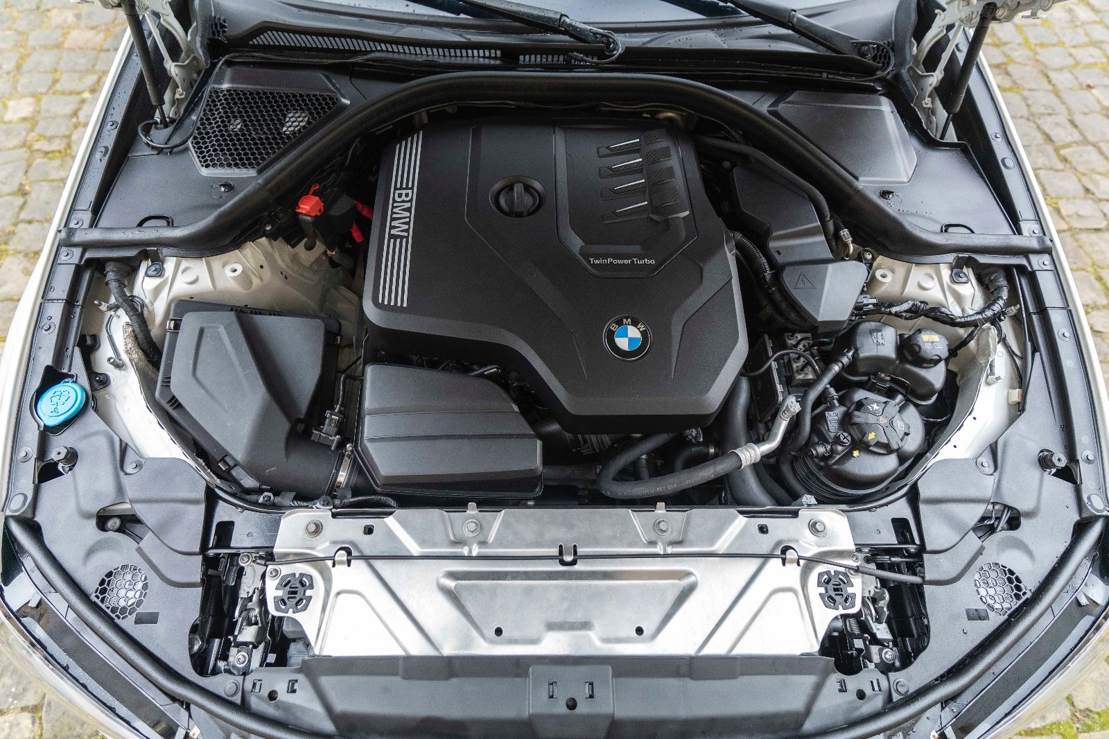 Fahrzeugabbildung BMW 330IX M-Sporpaket LED H&K TOTW CARPLAY KAM