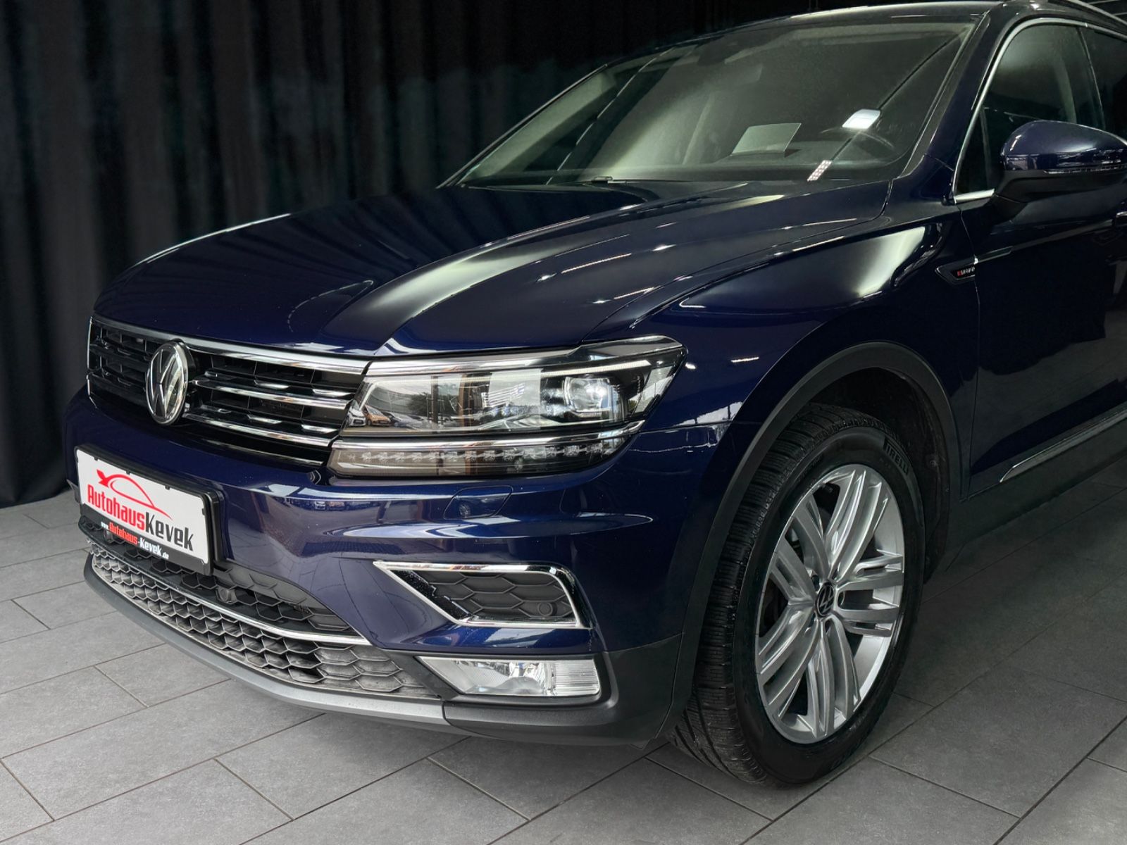 Fahrzeugabbildung Volkswagen Tiguan Highline 4Motion|MASSAGE|AHK|HEAD-UP|DSG|