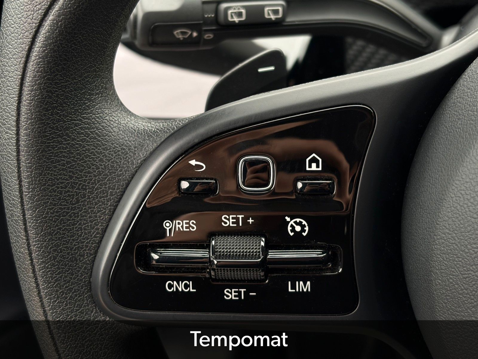 Fahrzeugabbildung Mercedes-Benz CLA 180 SB SHZ LKA TEMP MBUX Navi Wifi CarPlay
